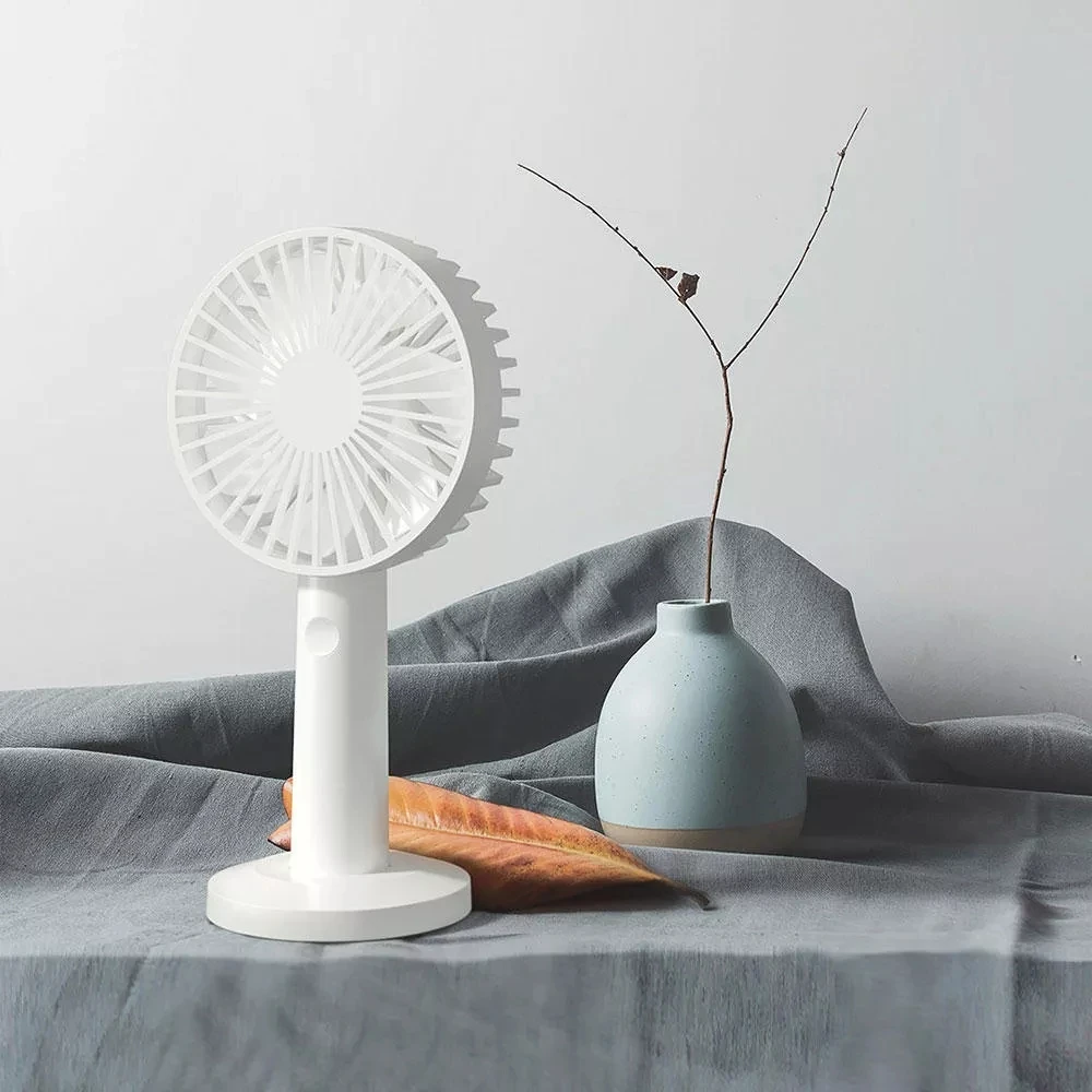 مروحة مكتب محمولة بقدرة 1800 مللي أمبير في الساعة من Qualitell مع قاعدة مروحة يدوية صغيرة قابلة لإعادة الشحن بجيب عمودي ومروحة صغيرة بثلاث سرعات للرياح