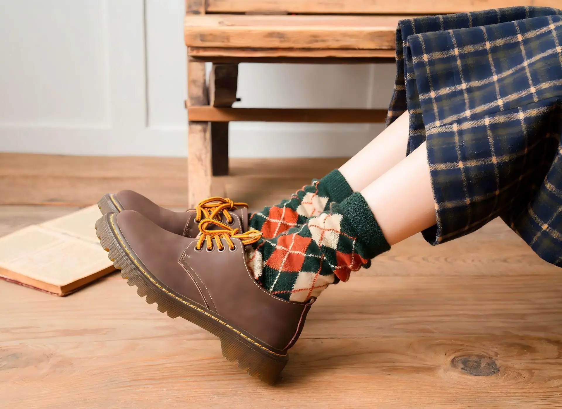 Retro-Socken mit Diamantmuster, die bis zur Mitte der Wade reichen, 5er-Pack, im britischen Stil mit farblich abgesetzten Mustern, strukturierte vertikale Streifen, geeignet für trendige Outfits, zum Tragen im Alltag oder als Geschenk für die Feiertage. – Detail 7