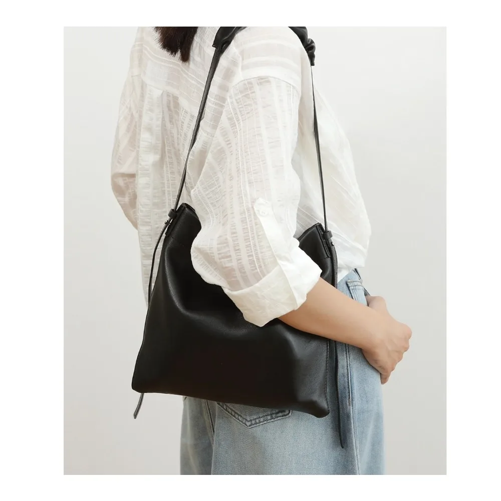2026 New Minimalist and Light Sheepskin Wrinkled Leather Portable Underarm Texture Unique Fashion Simple Messenger Bag Shoulder
