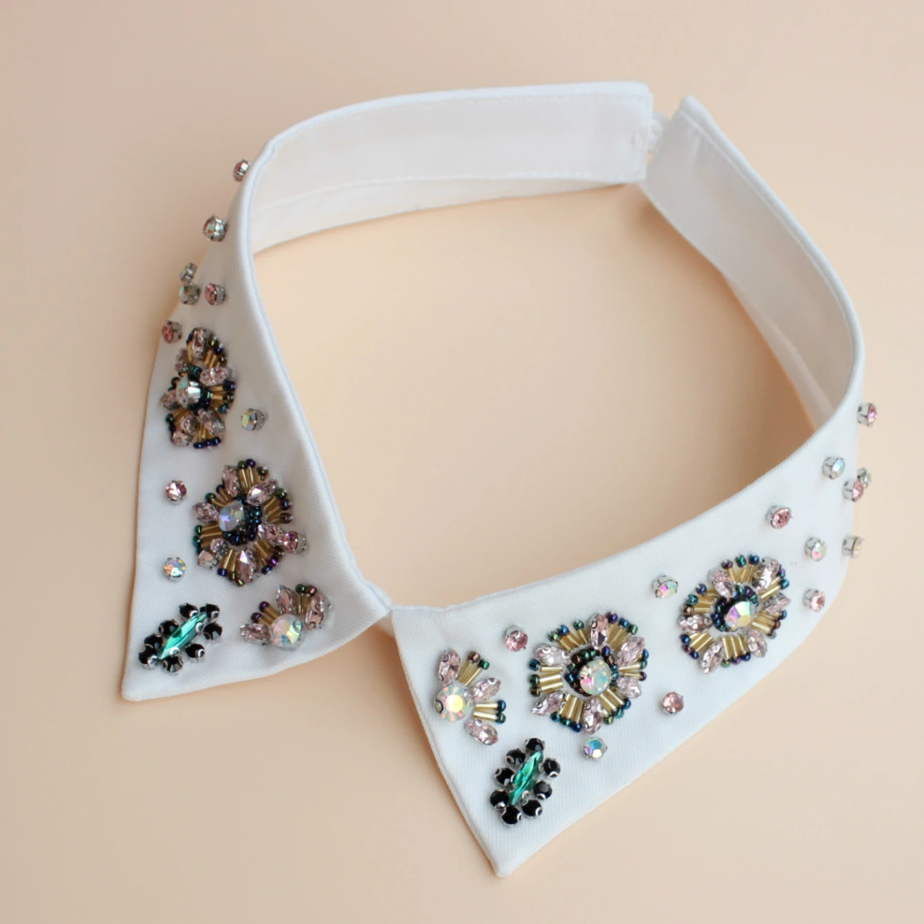 Shirt collar inlaid with luxurious colored gemstones. High-end colored false collar embellishment with noble temperament! False