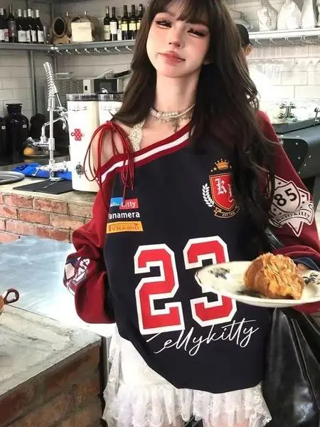 Amerykańska luźna bluza damska z kokardą na ramieniu, nowa kolekcja wiosna-jesień, nadruk z literami, styl streetwear, długi rękaw, okrągły dekolt.