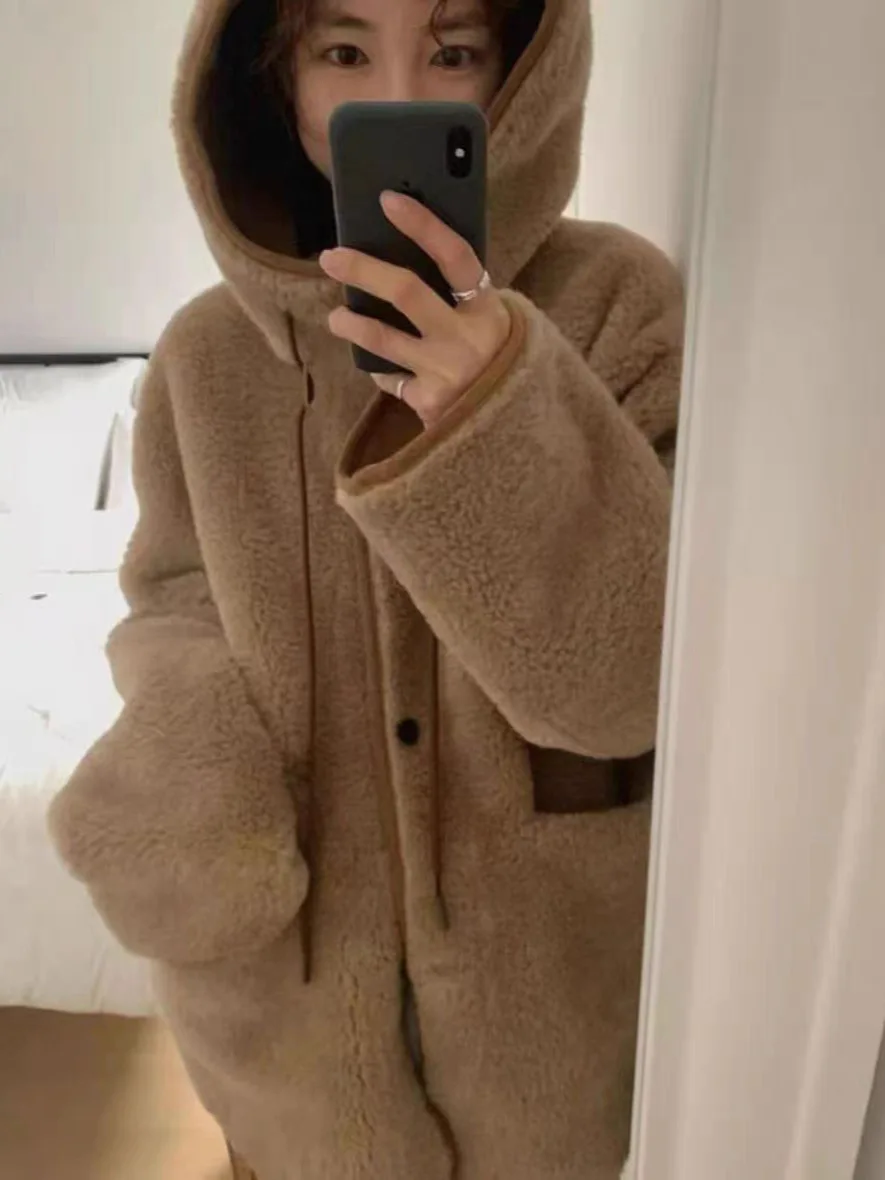 レディース暖かいフード付きラムファージャケット、大きなケットデザイン、インテイテッドレザーとファーの冬用コート、ヴィンテージ風ロングスリーブ