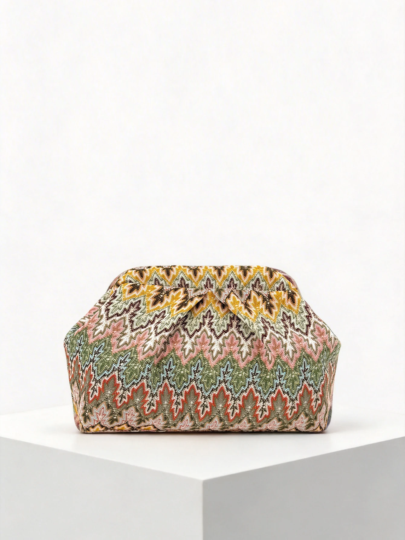 Vintage Ethnic Style Knitted Jacquard Clutch Bag for Women, European and American Bohemian Color-Blocking Pleated Cloud Dumpling Bag, Niche Design Large Capacity Portable Makeup Storage Bag, Suitable for Commuting, Evening Events, Dating, and Travel