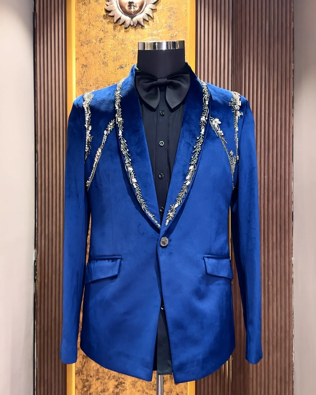 2025 جديد وصول بدل زفاف للرجل 2 قطعة السترة شال التلبيب زر واحد حجر الراين الديكور مساء ملابس الحفلات حسب الطلب