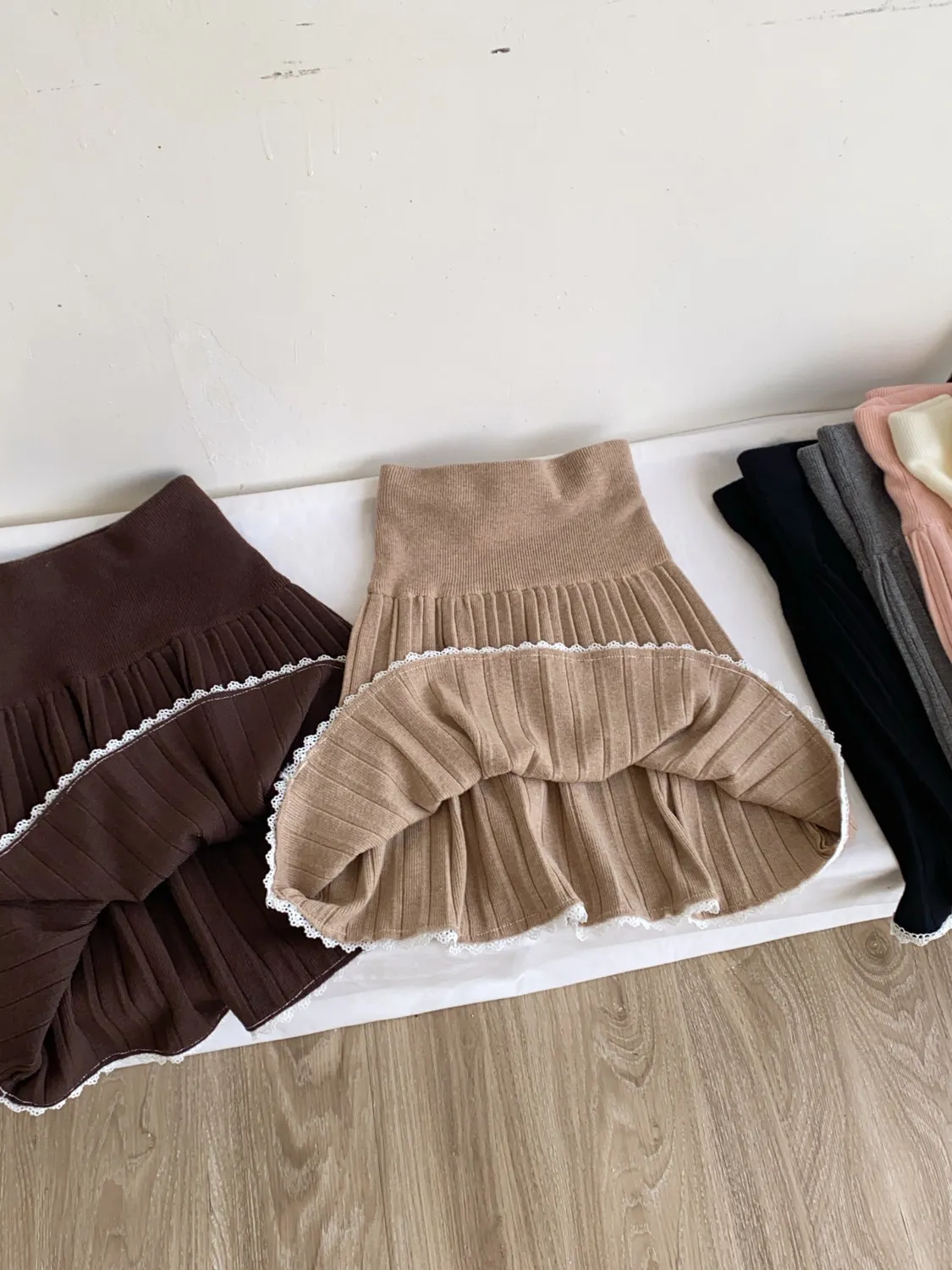 Women's White High Waist Pleated Skirt Preppy Style A-Line Skirt Y2K Gyaru Vintage Korean Style Knit Midi Skirt for Women Summer