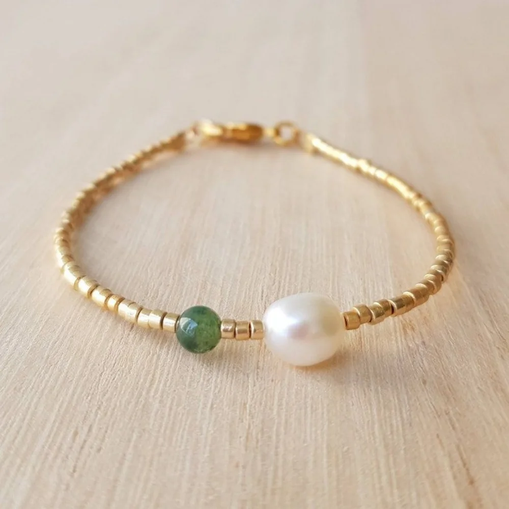 Damen-Armband mit zarten Süßwasserperlen und Steinanhängern, Miyuki-Perlen, minimalistischer, stapelbarer Schmuck für den täglichen Alltag. – Detail 2