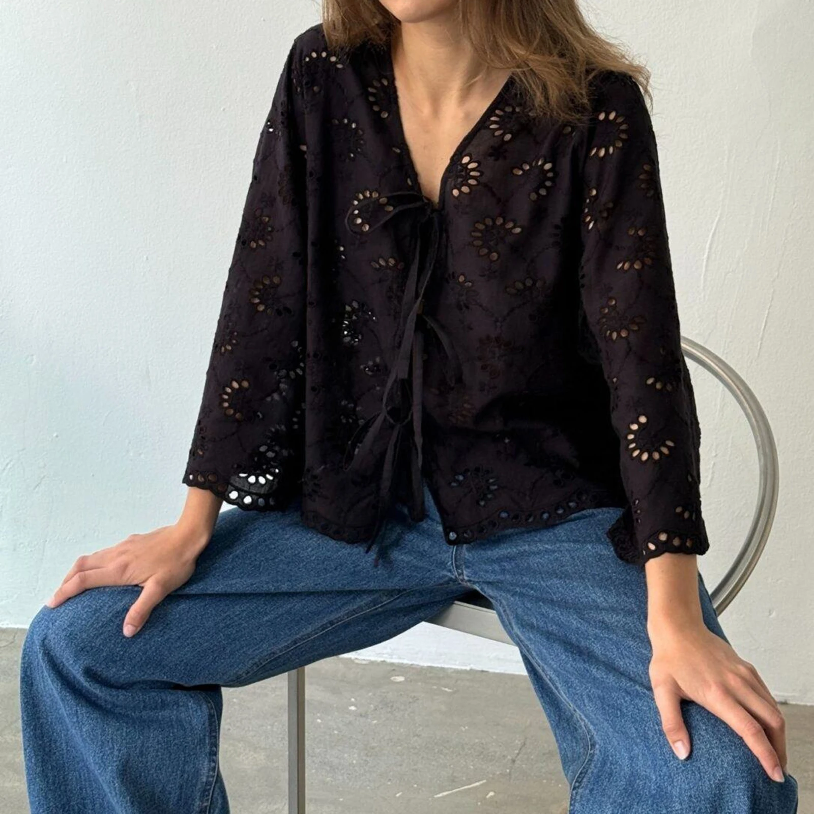 2025 Women's Lace Up Eyelet Hollow Out Blouse Fashionable Solid Color V Neck 3/4 Sleeve Loose Tie Front Tops