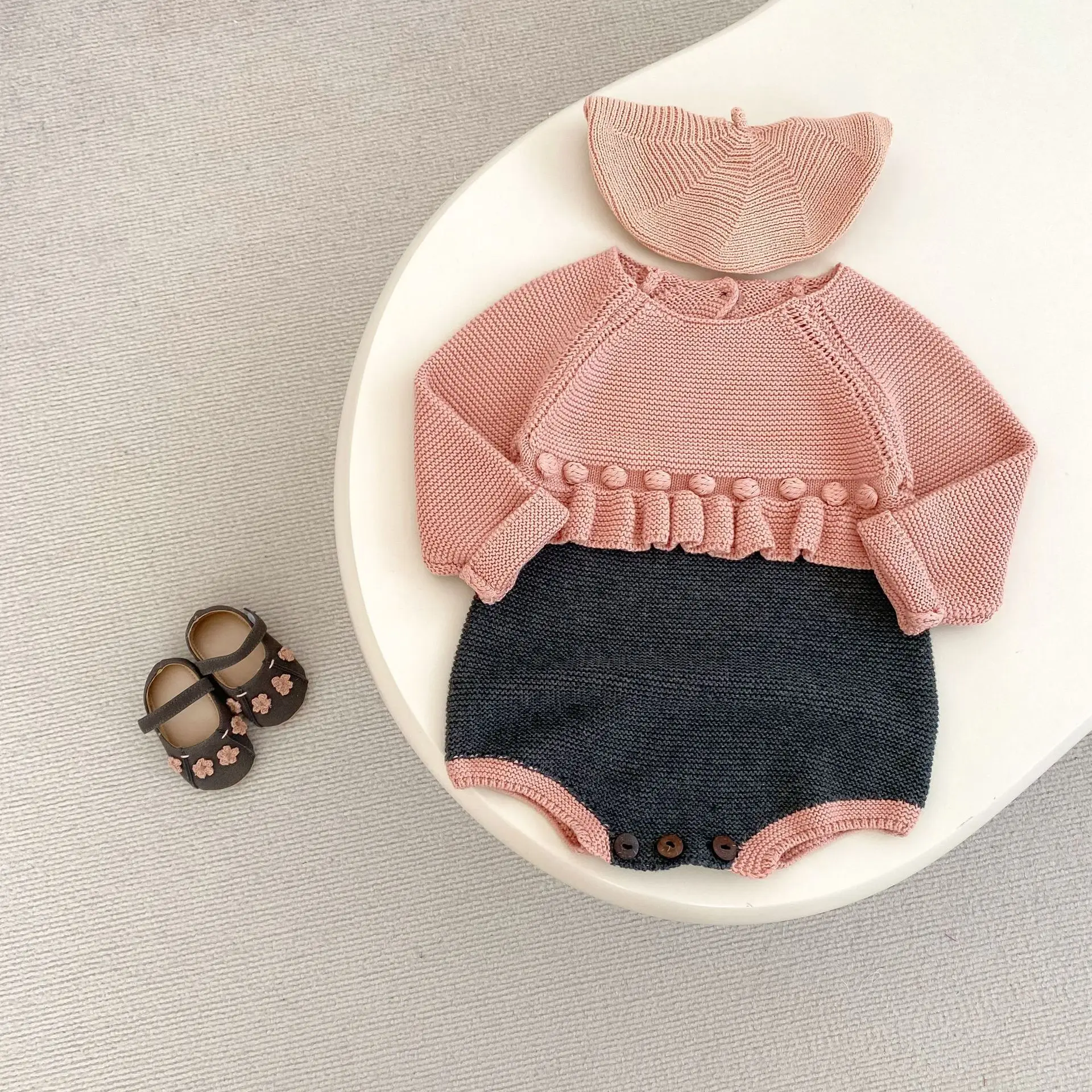 ฤดูใบไม้ร่วงใหม่เสื้อผ้าเด็กอายุ 0-3 ปี, ชุดจั๊มสูทแขนยาวถักคอกลมสีชมพูสีเทาหวานและน่ารัก