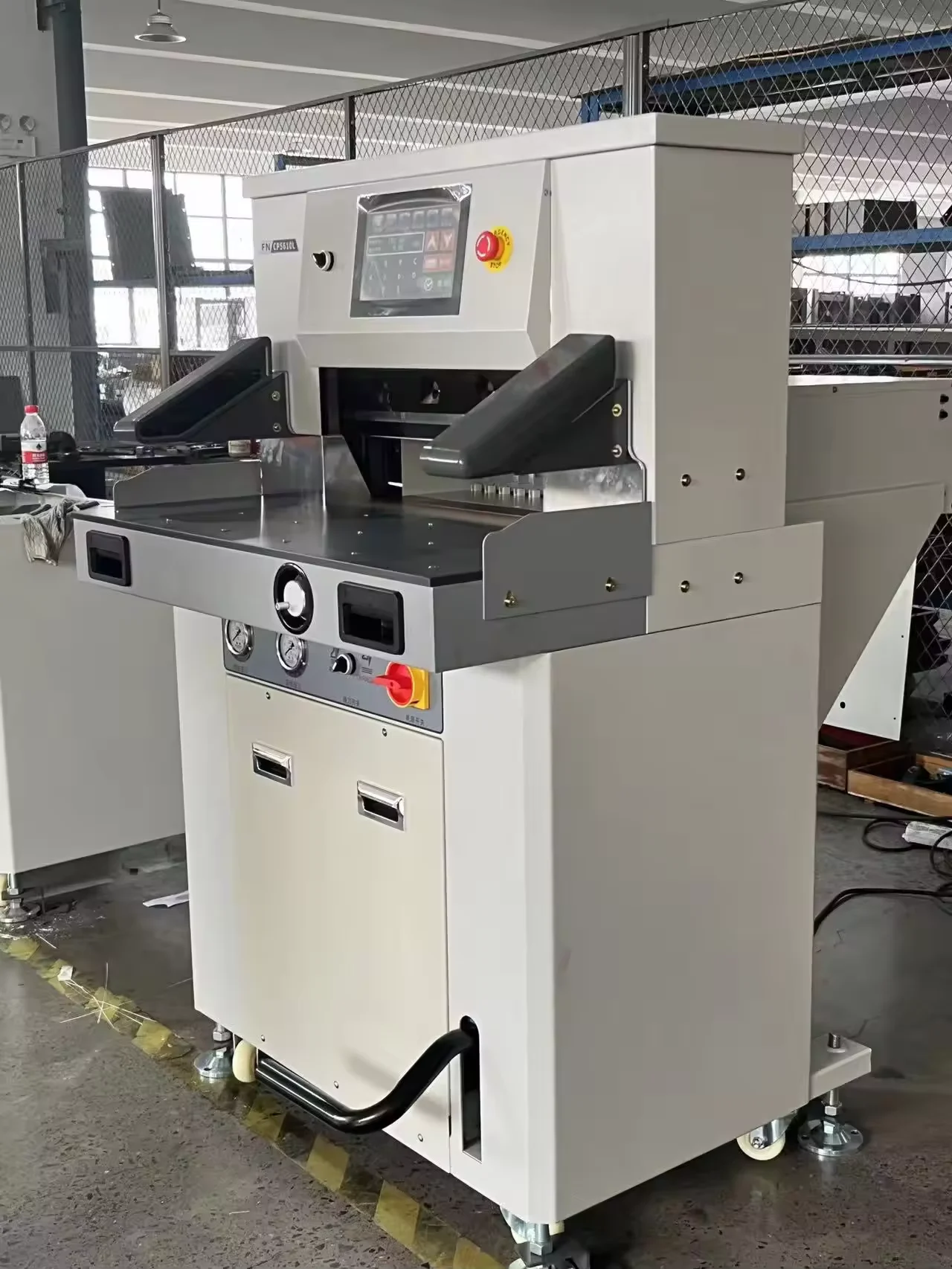 QK-5610L Hochleistungs-Papierschneidemaschine mit Stummschaltung und hydraulischer Programmierung