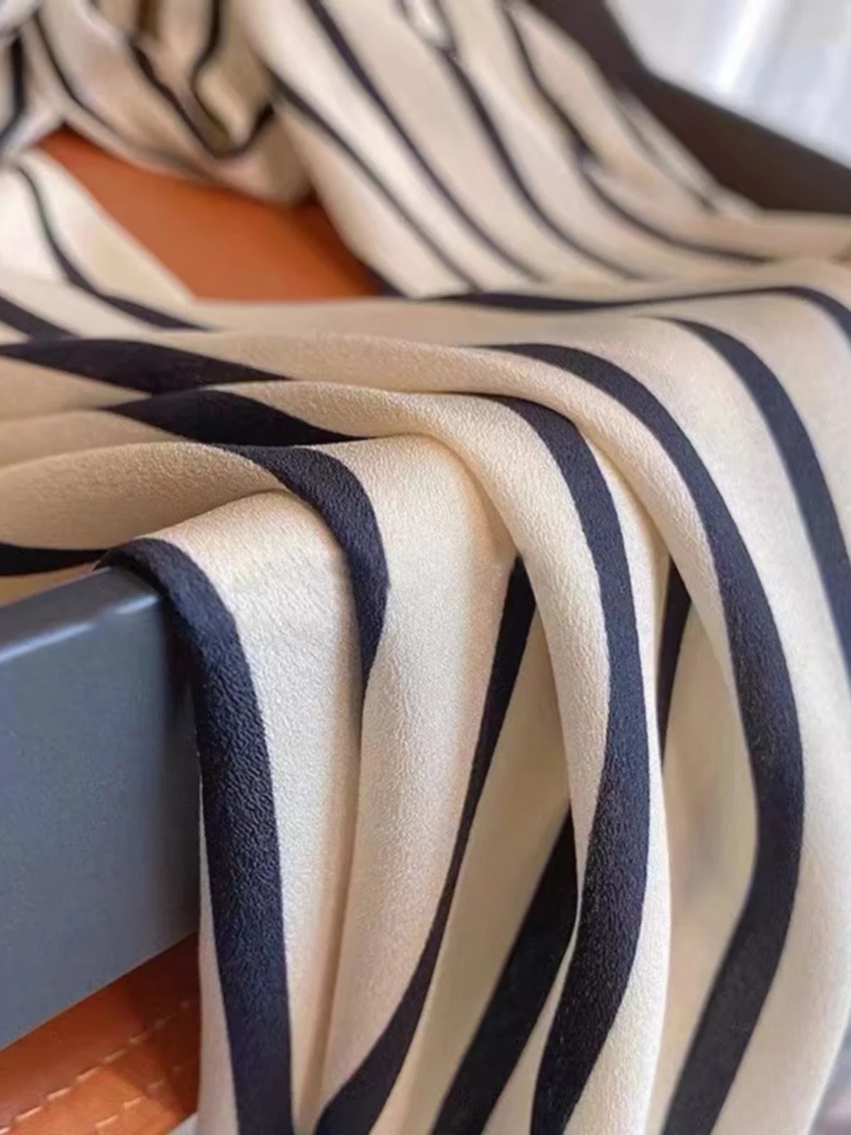 กางเกงขายาวทรงหลวมลายทางสำหรับผู้หญิง แบรนด์ Outlet ผ้าไหมน้ำแข็ง เอวสูง ใส่สบาย เหมาะสำหรับฤดูร้อน