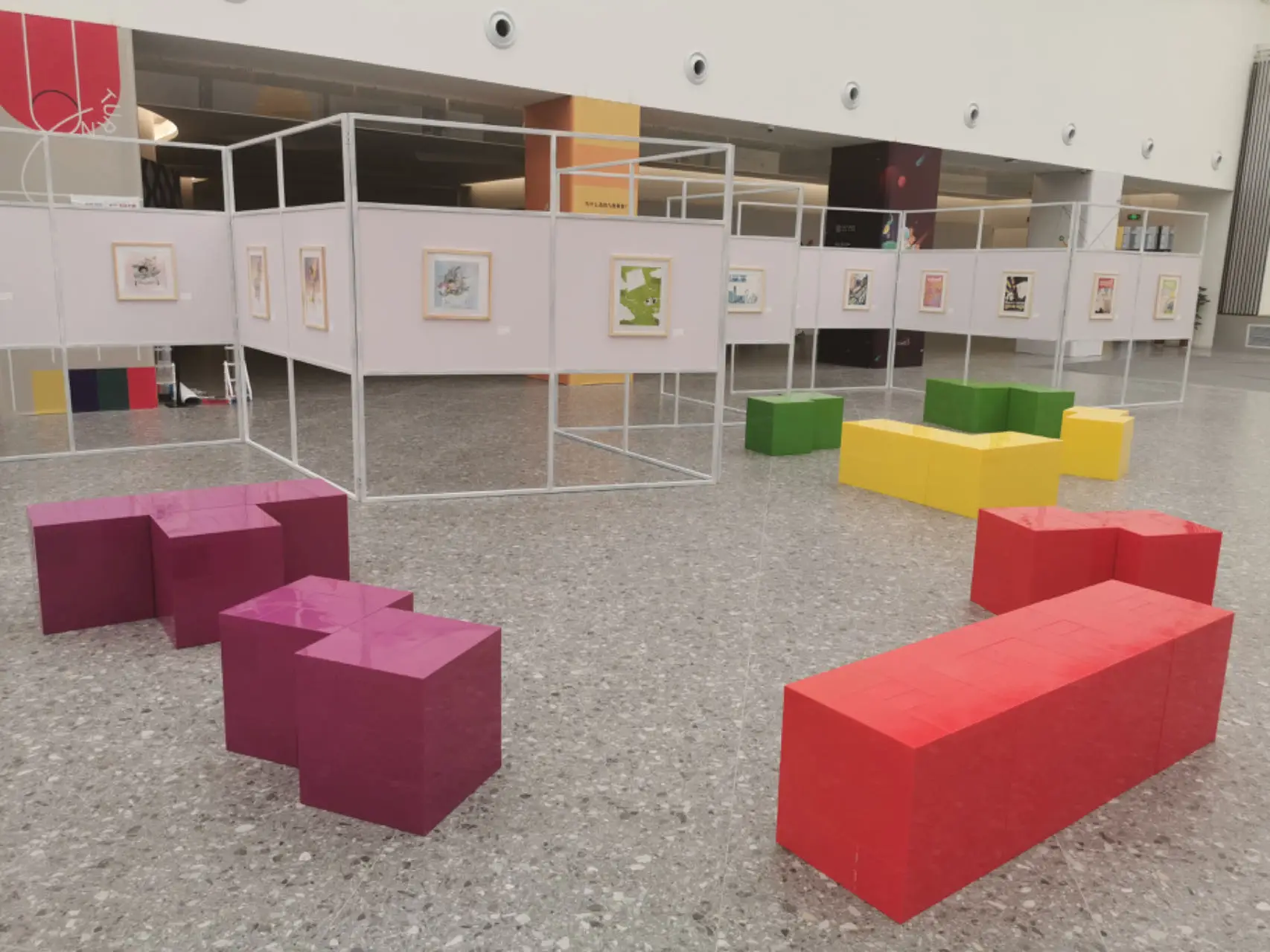 COBLOCKS-Giant Plastic Building Block Lid, Customized Shool Table and Chair, Free Room Divider, Office Partition, Wall Furniture