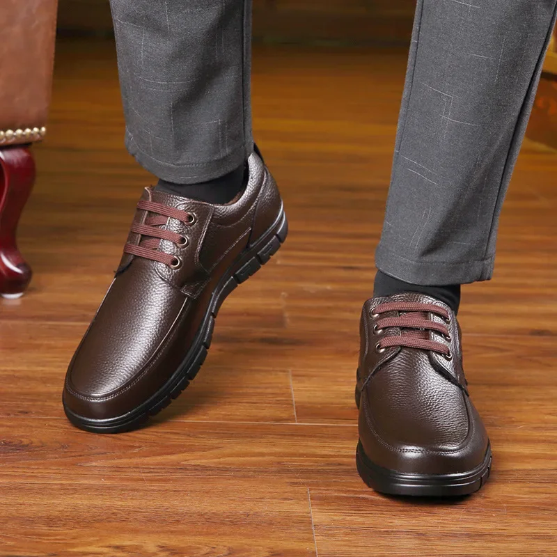 ขายร้อนผู้ชายรองเท้าหนังแท้ Soft Sole LACE-up แบรนด์หรูวัยกลางคน Old Man พ่อน้ําหนักเบารองเท้า Loafer