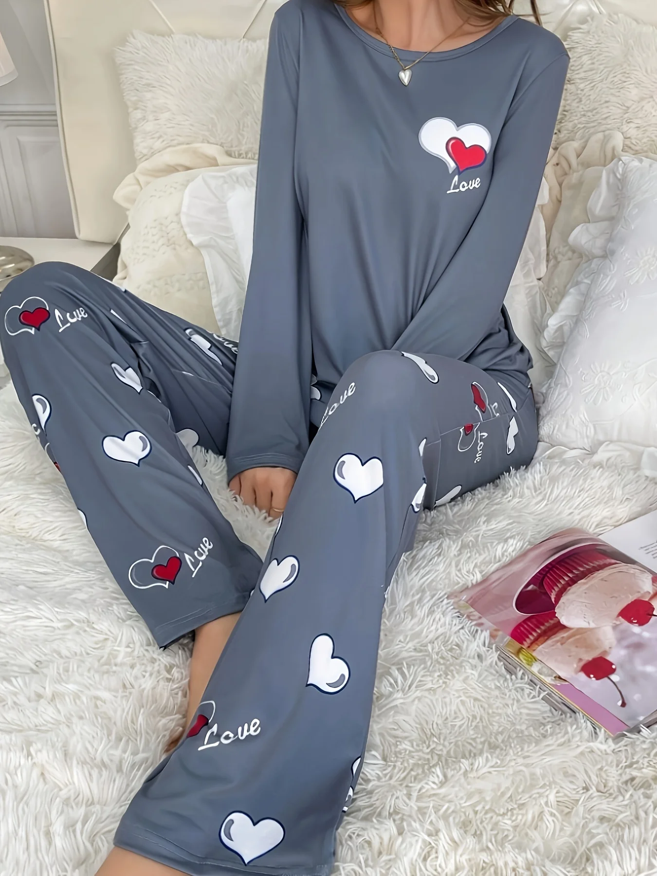 1 casual heart-print pajama set for women Comfortable crewneck long sleeve T-shirt top and stretch pants,