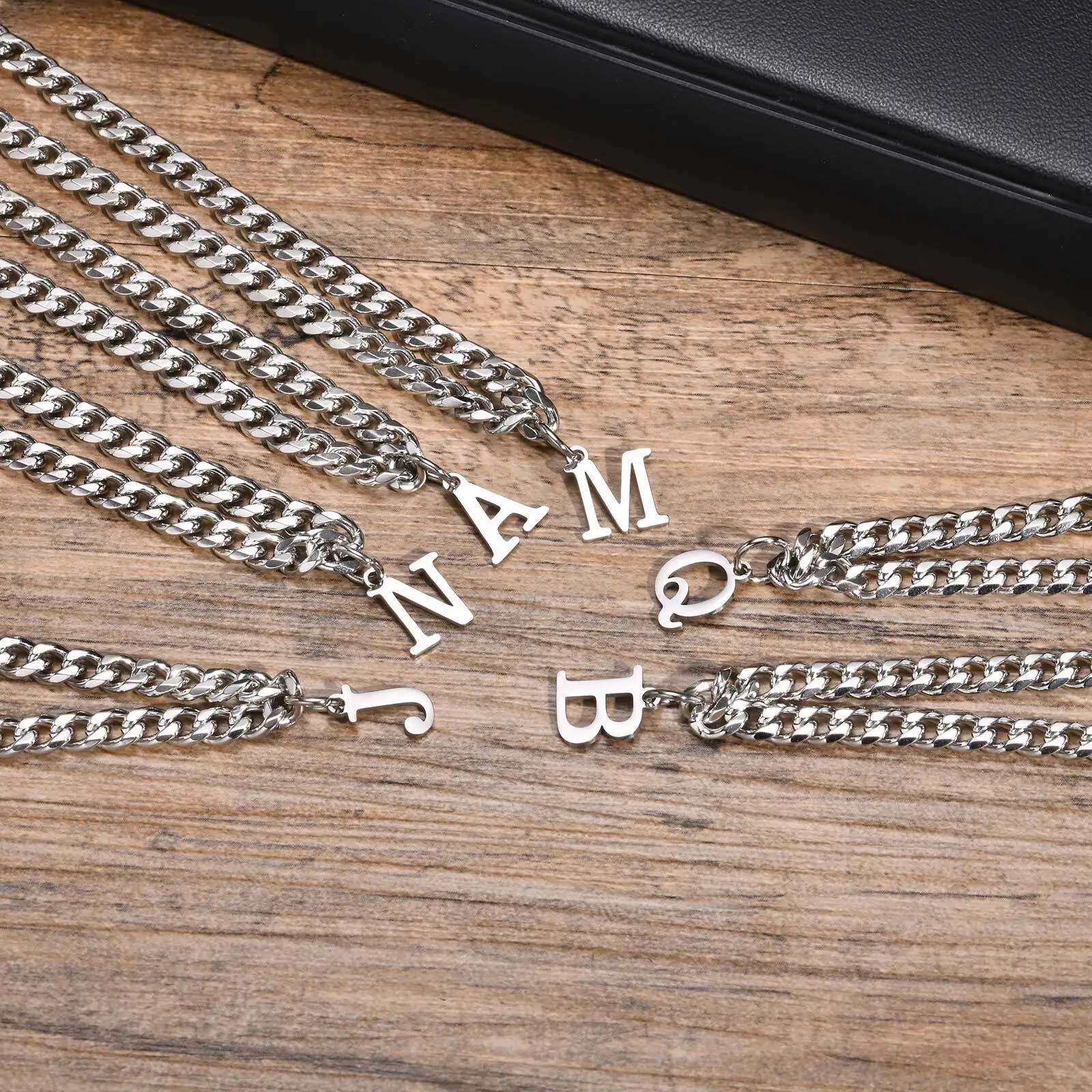 Kubanische Kettenhalsketten mit Initialen für Männer und Jungen, wasserdichter A-Z 26-Alphabet-Charm-Anhänger mit 50 cm/19,7-Zoll-Edelstahlkette als Geschenk – Detail 5