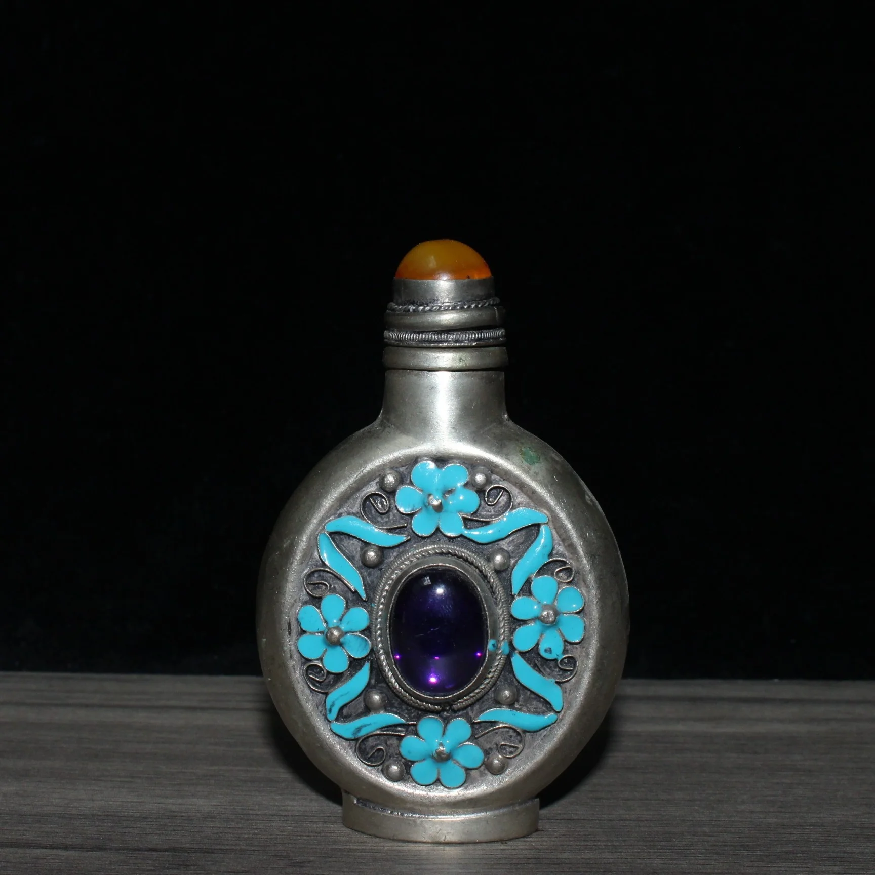 

A Home Craft Worth Decorating and Collecting The Snuff Bottle is Finely Crafted and Has a Beautiful Appearance