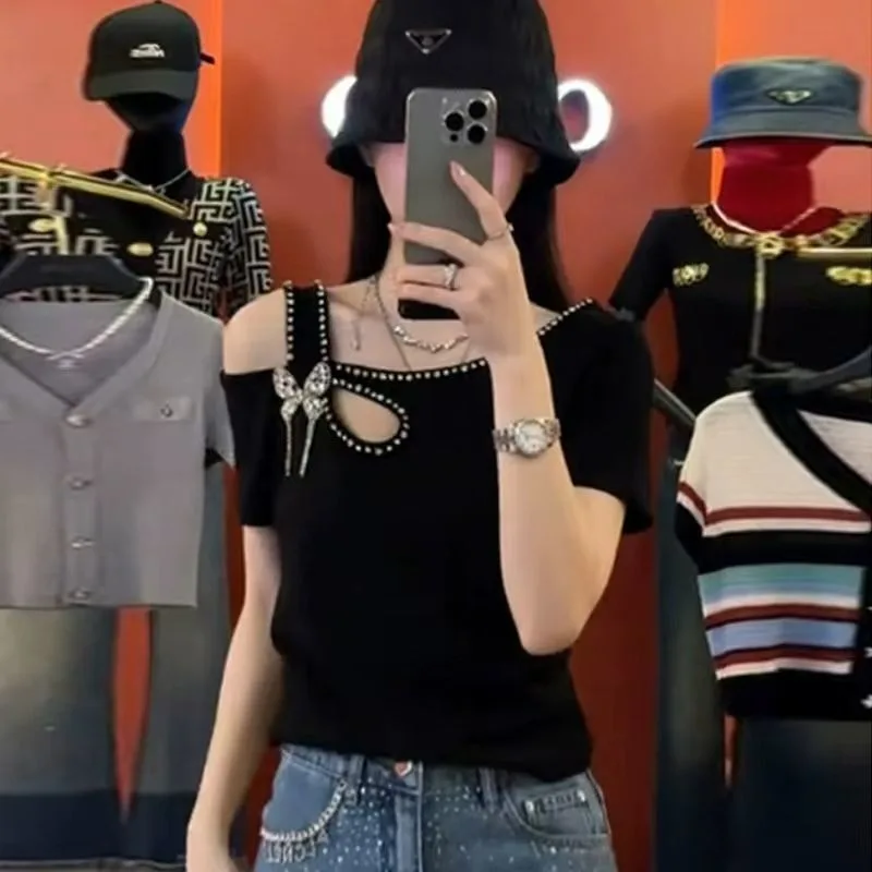 

Женская футболка с короткими рукавами, инкрустированная бриллиантами и бантом, лето 2025, короткий шикарный топ с диагональным вырезом и плечами