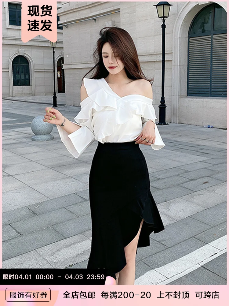 

Blue Vintage Spring/Summer One Line Neck Off Shoulder Top with Ruffle Edge White French Shirt Short Sleeve Chiffon Shirt for