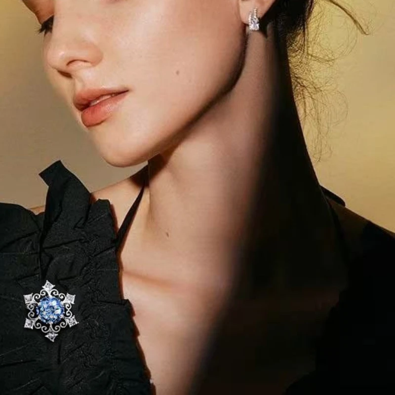 Blue Crystal Snowflake Brooch for Women Elegant Sparkling Lapel Pin Luxury Suit Coat Fashion Daily Wear Gift Clothing Accessory
