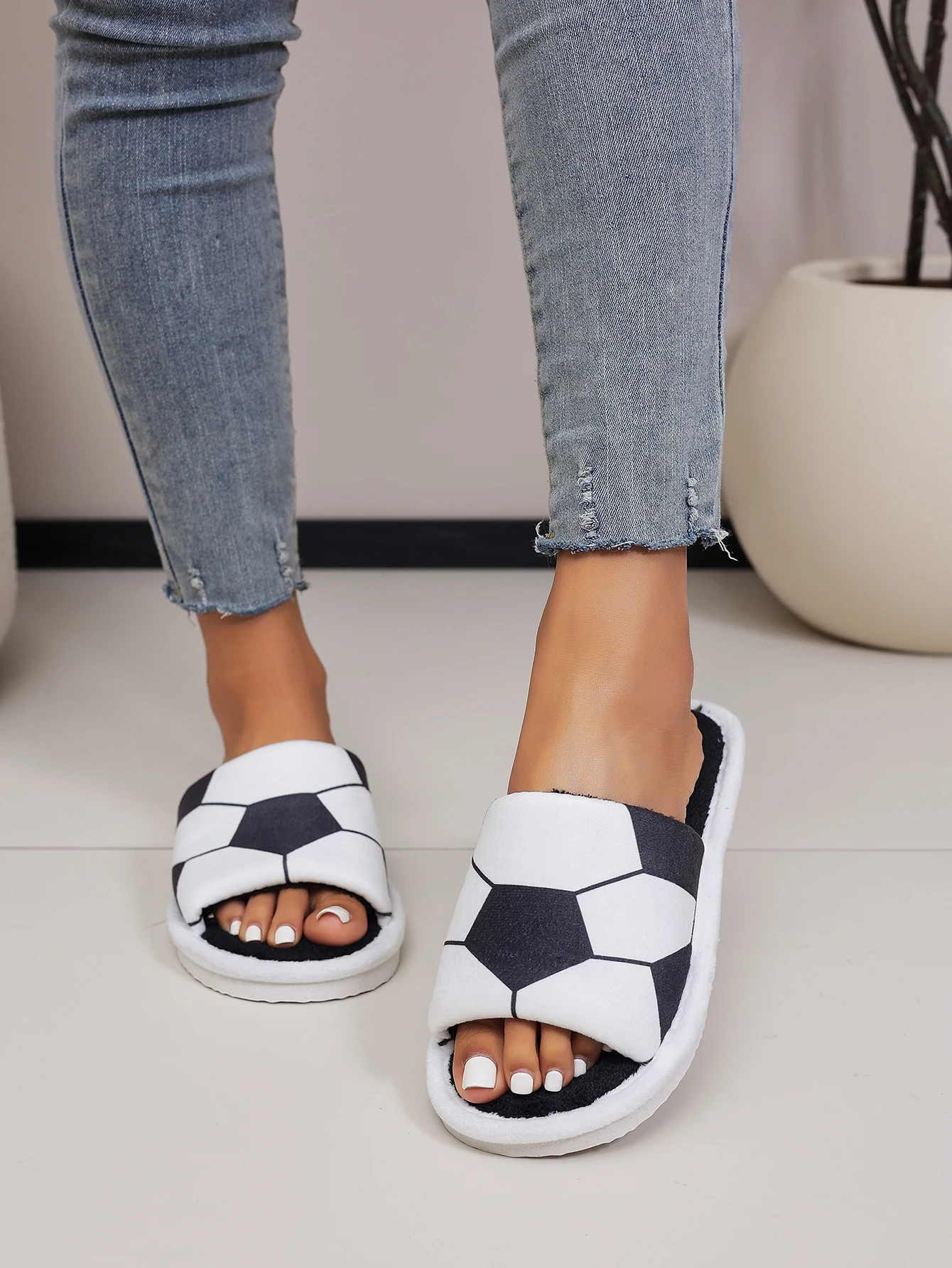 

Women's Open-Toe Slippers with Football Pattern, Home Style, Eva Soft Sole, Lightweight and Comfortable, Suitable for All Seasons, Non-Slip