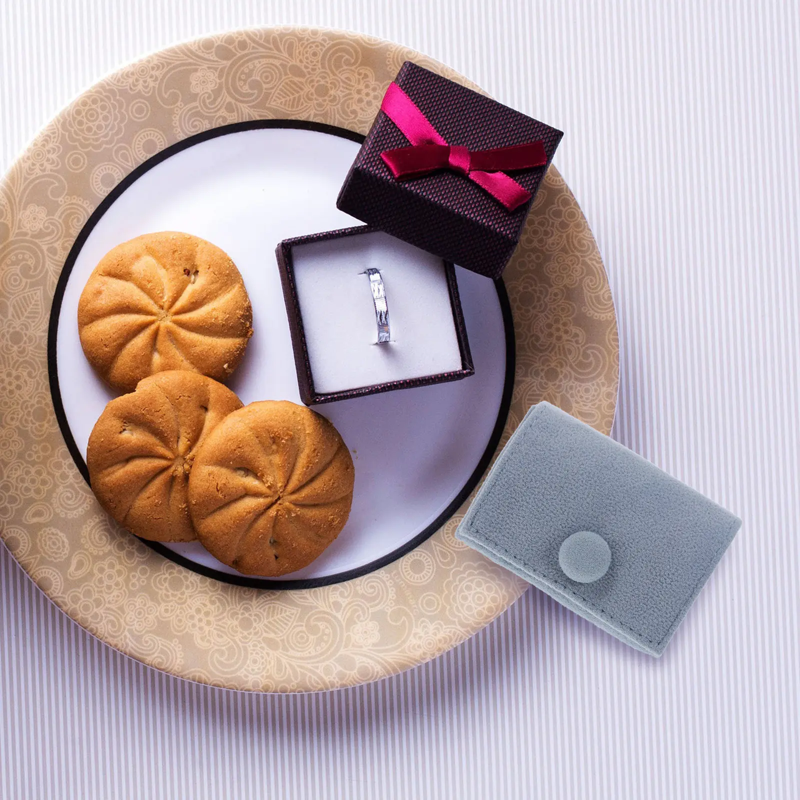 

Миниатюрная дорожная шкатулка для украшений, маленький органайзер для колец, сережек, браслетов, портативный футляр для хранения.