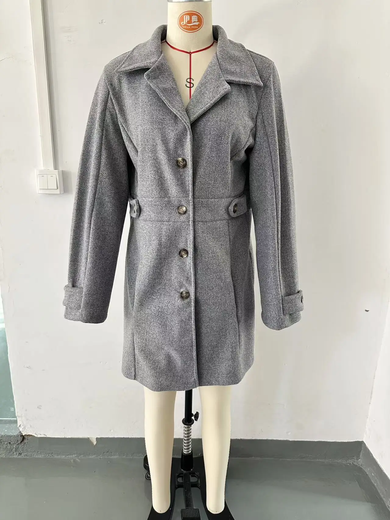 คอลเลคชั่นใหม่ ฤดูใบไม้ร่วงและฤดูหนาว ปี 2025: เสื้อโค้ทกำมะหยี่แขนยาว ดีไซน์หรูหรา ปกเสื้อแบบกลับด้านได้ พร้อมกระดุมปิด ทรงทันสมัยและเข้ารูป