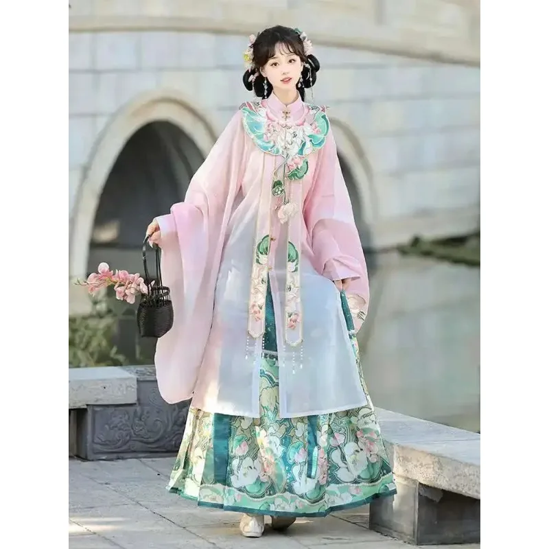chemise-longue-hanfu-pour-femme-nouvelle-collection-printemps-Ete-2025-modele-ameliore-style-jade-finger-twist-motif-lotus-fragrance-ming-made-cloud-shoulder-motif-cheval