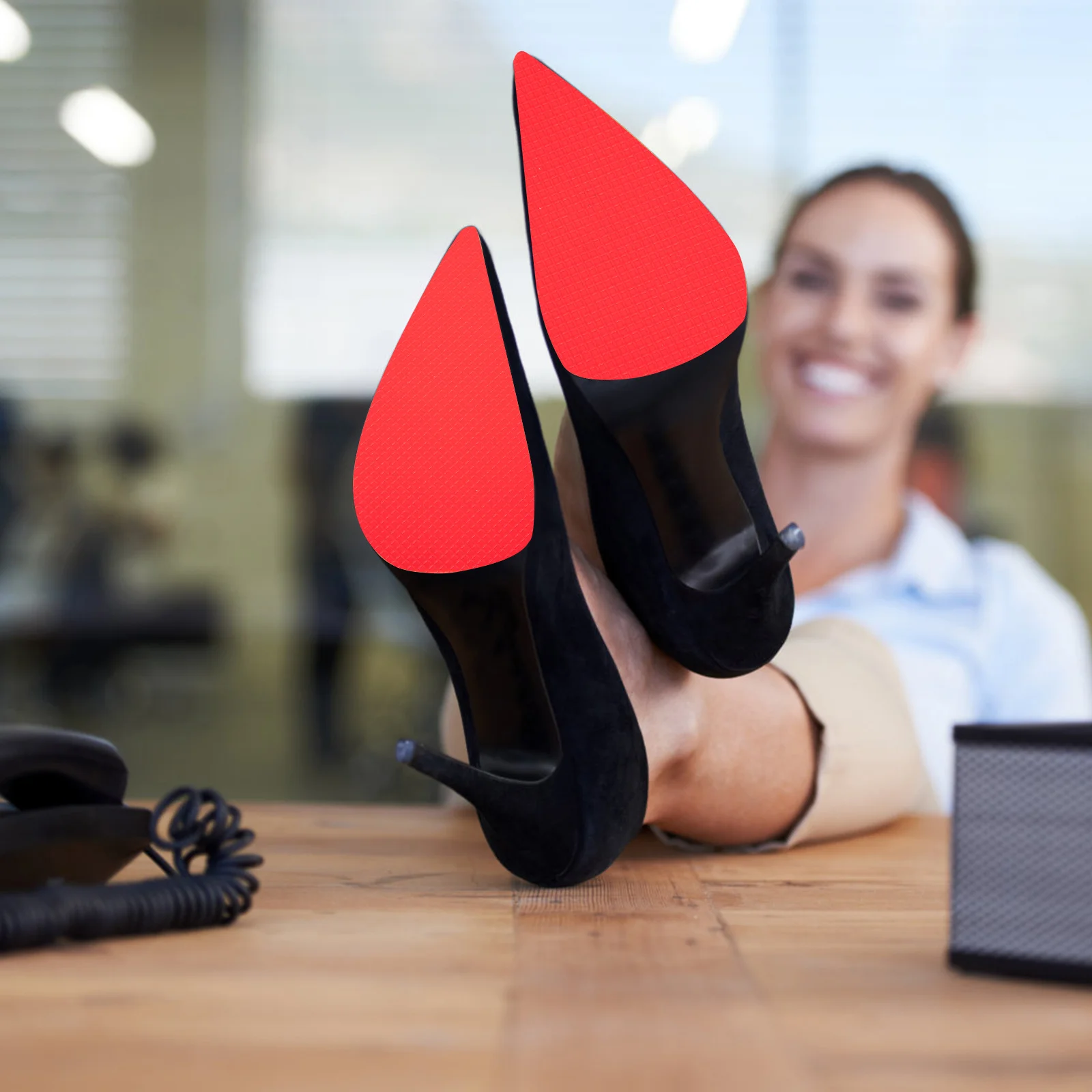 4 szt. Antypoślizgowe naklejki na buty, gumowe samoprzylepne wkładki do butów na wysokim obcasie, sneakersów, botków, odporne na ścieranie, redukujące hałas.