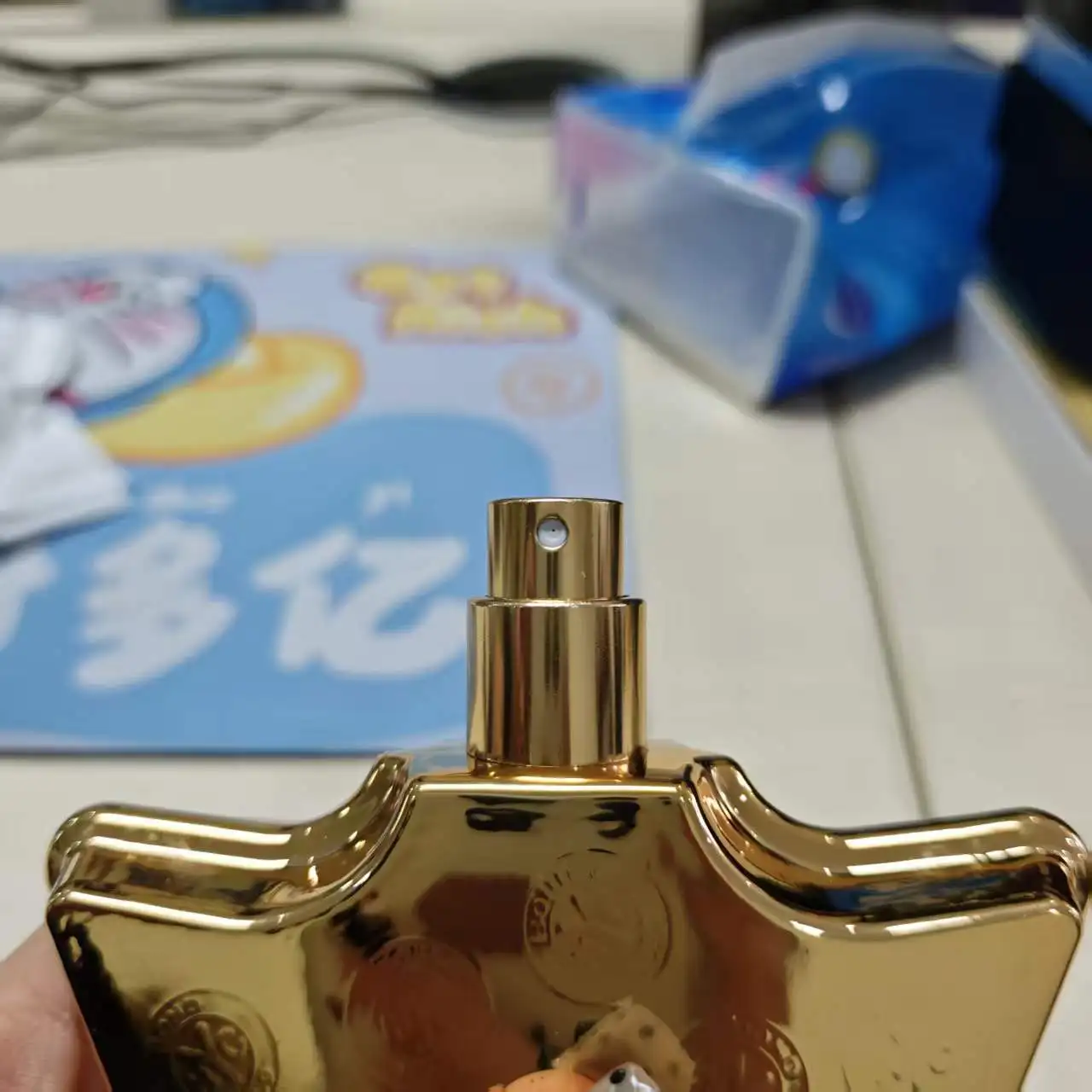 N'Y gold-plated mirror bottle reflects luxurious light, with a rich and layered aroma, Perfect holiday gift