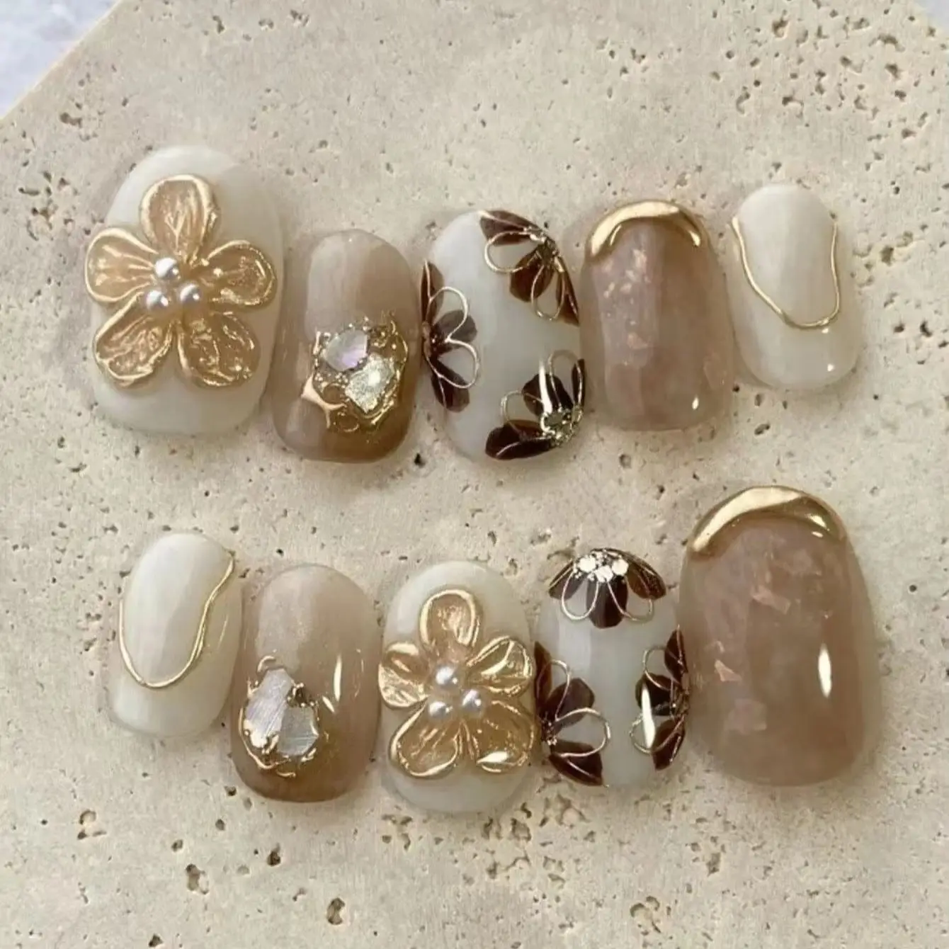 10 Stück Milchtee-Nude-Press-On-Nägel mit durchscheinenden goldenen Perlenblumen, glänzende Press-On-Kunstnägel, wiederverwendbar, niedliche Klebenägel, Nagelprodukte für Damen – Detail 2