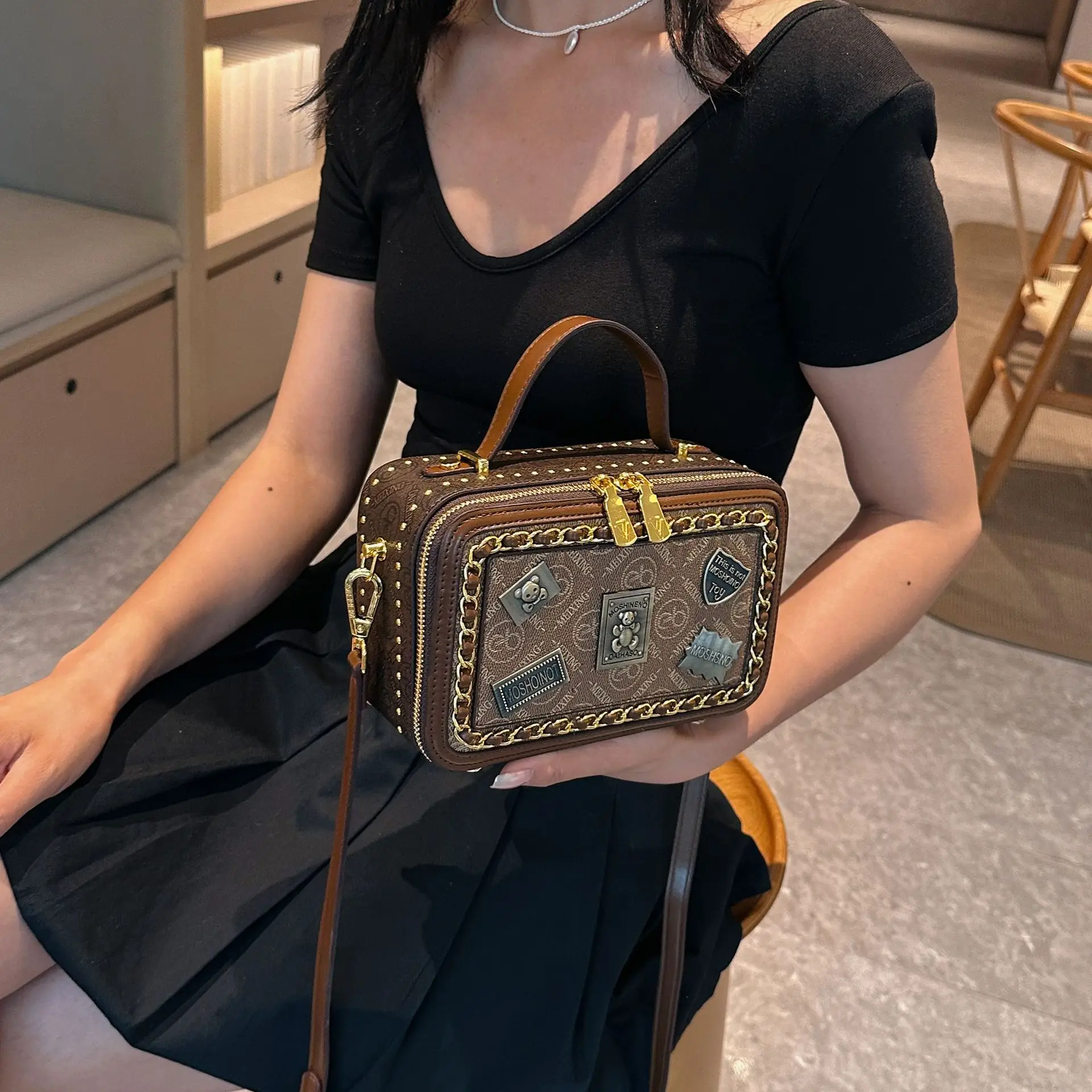 

European and American retro badge box bag, new versatile color blocking single shoulder crossbody bag, trendy and popular