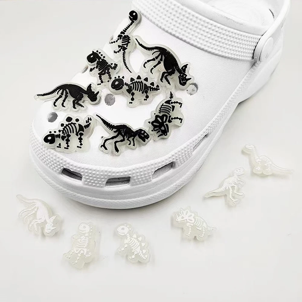14 قطعة ديناصور مضيئة الأحذية السحر بولي كلوريد الفينيل الإسفار ديناصور الهيكل العظمي حديقة الأحذية أبازيم اكسسوارات الديكور هدايا الاطفال
