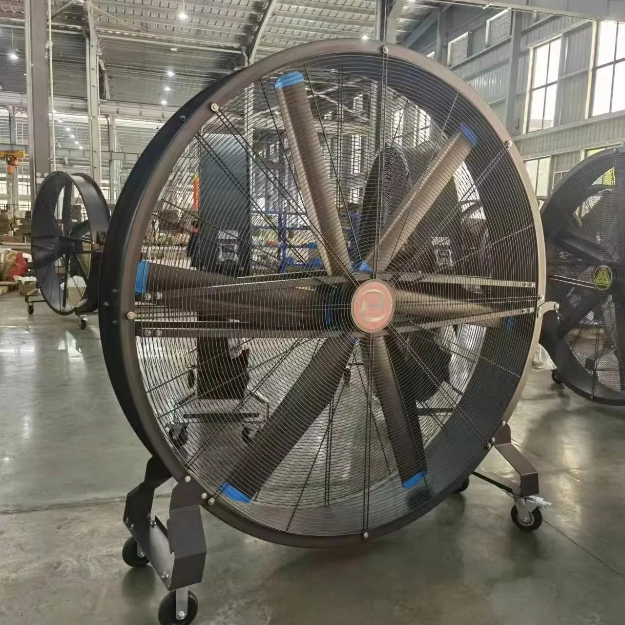 تستخدم صالات رياضية مروحة أرضية كبيرة الحجم بقطر 2 متر