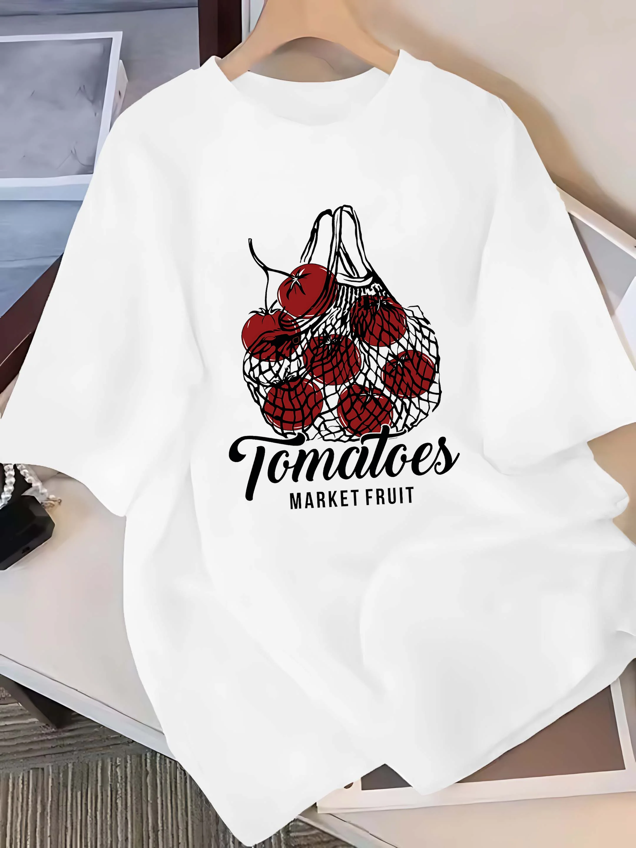 

Плюс - Шестицветная футболка с короткими рукавами: Графика сетчатой сумки Market Tomatoes