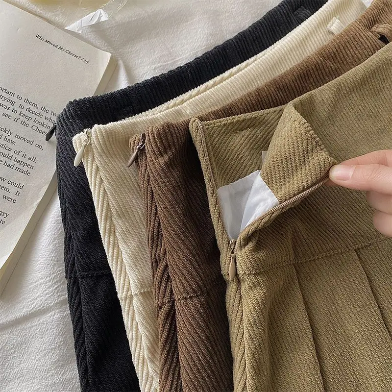 Spódnica mini z sznurkiem, plisowana, teksturowana, sztruksowa, z zakładkami, z paskiem, damska, młodzieżowa, w stylu akademickim, jesienno-zimowa.