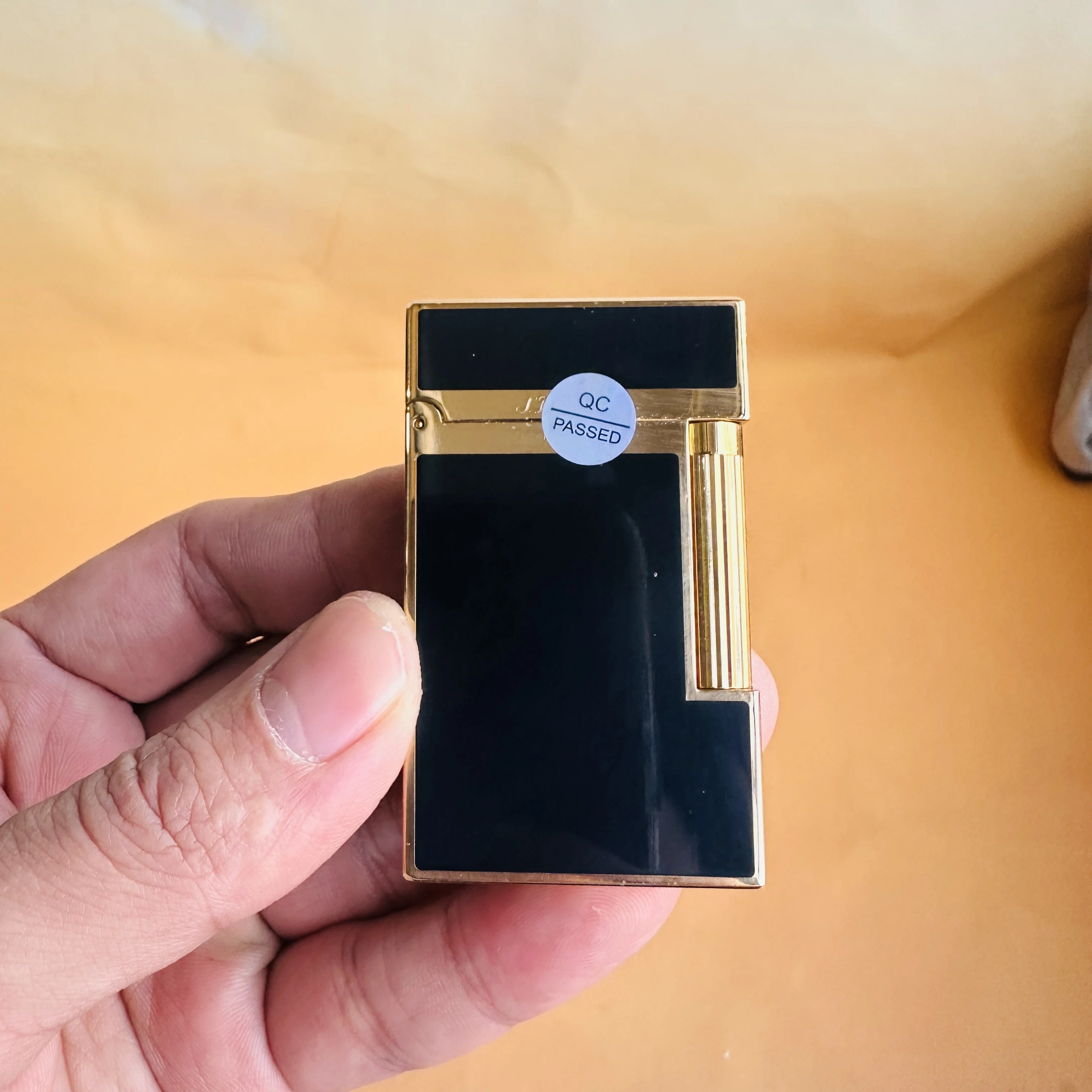 Dupont lighter De luxe merkaansteker is geklassieerd afgewerkt met lak en produceert een helder, scherp ontstekingsgeluid. perfect cadeau voor mannen. Dupont  Logo