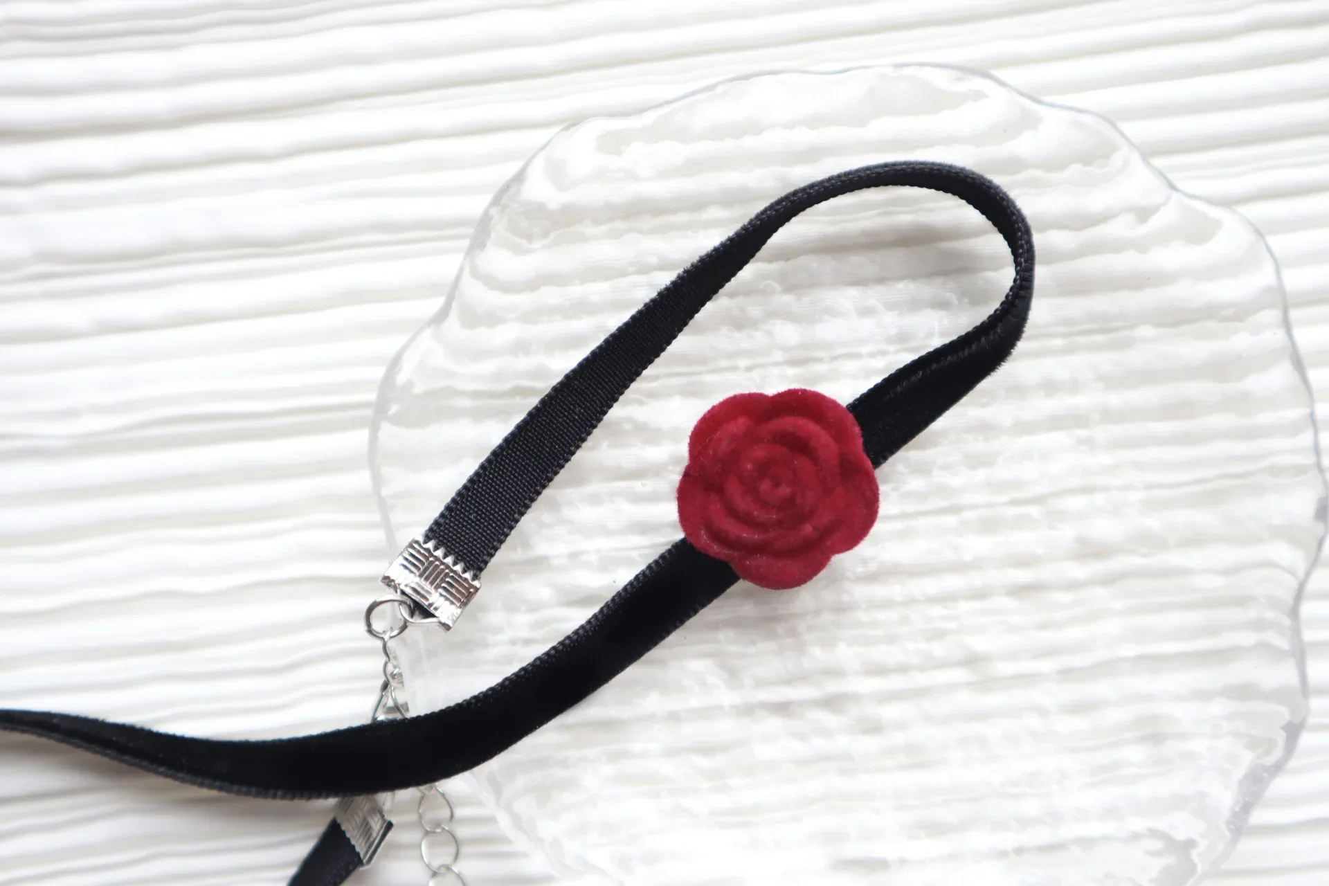 Collier ras du cou Rose rouge vin avec un design unique et des accessoires de bijoux de sport et décontractés de qualité haut de gamme pour femmes