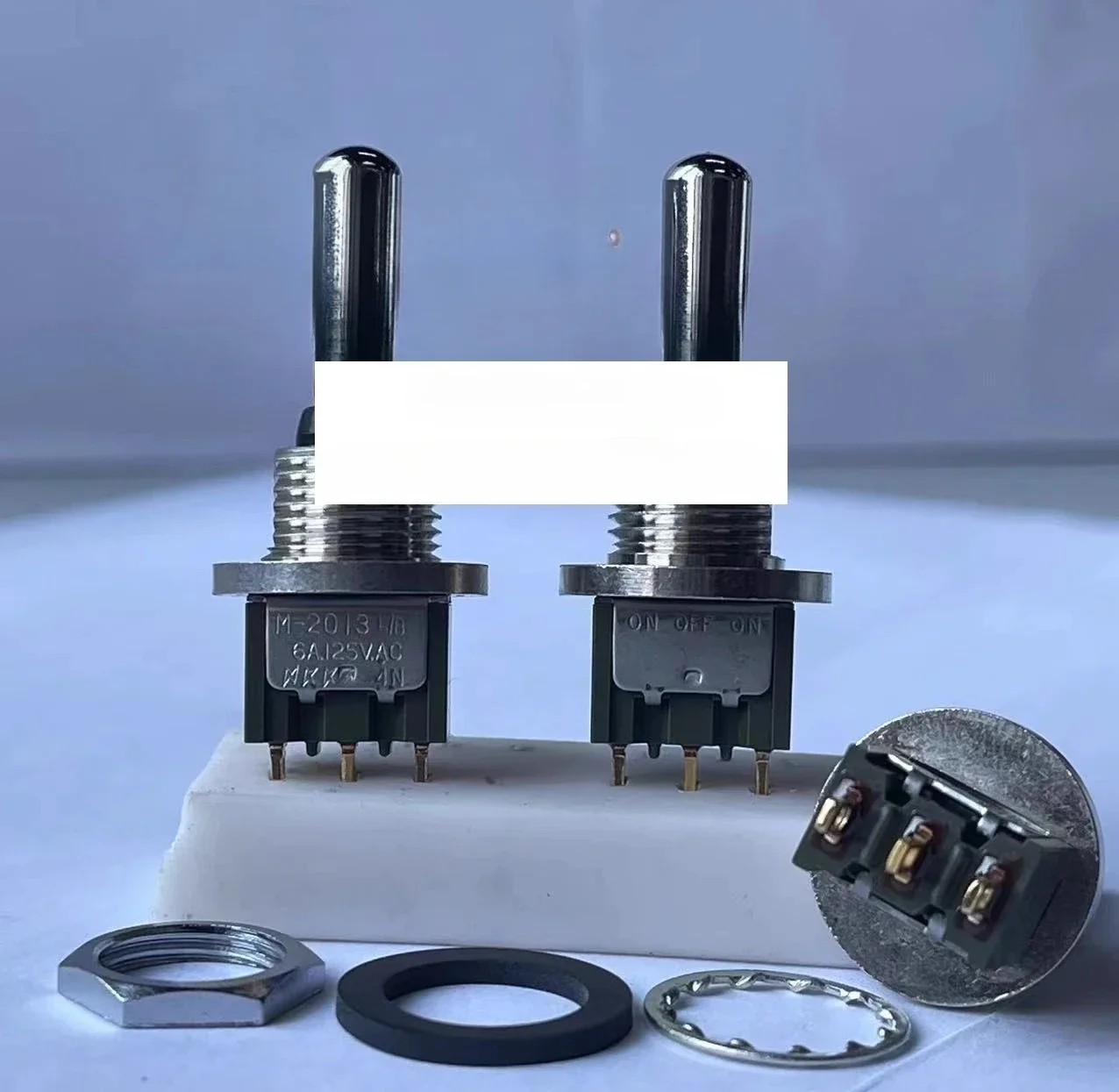 

M-2013L/B-131A-K Japanese NKK three pin three speed self-locking shaking head switch on off on toggle switch