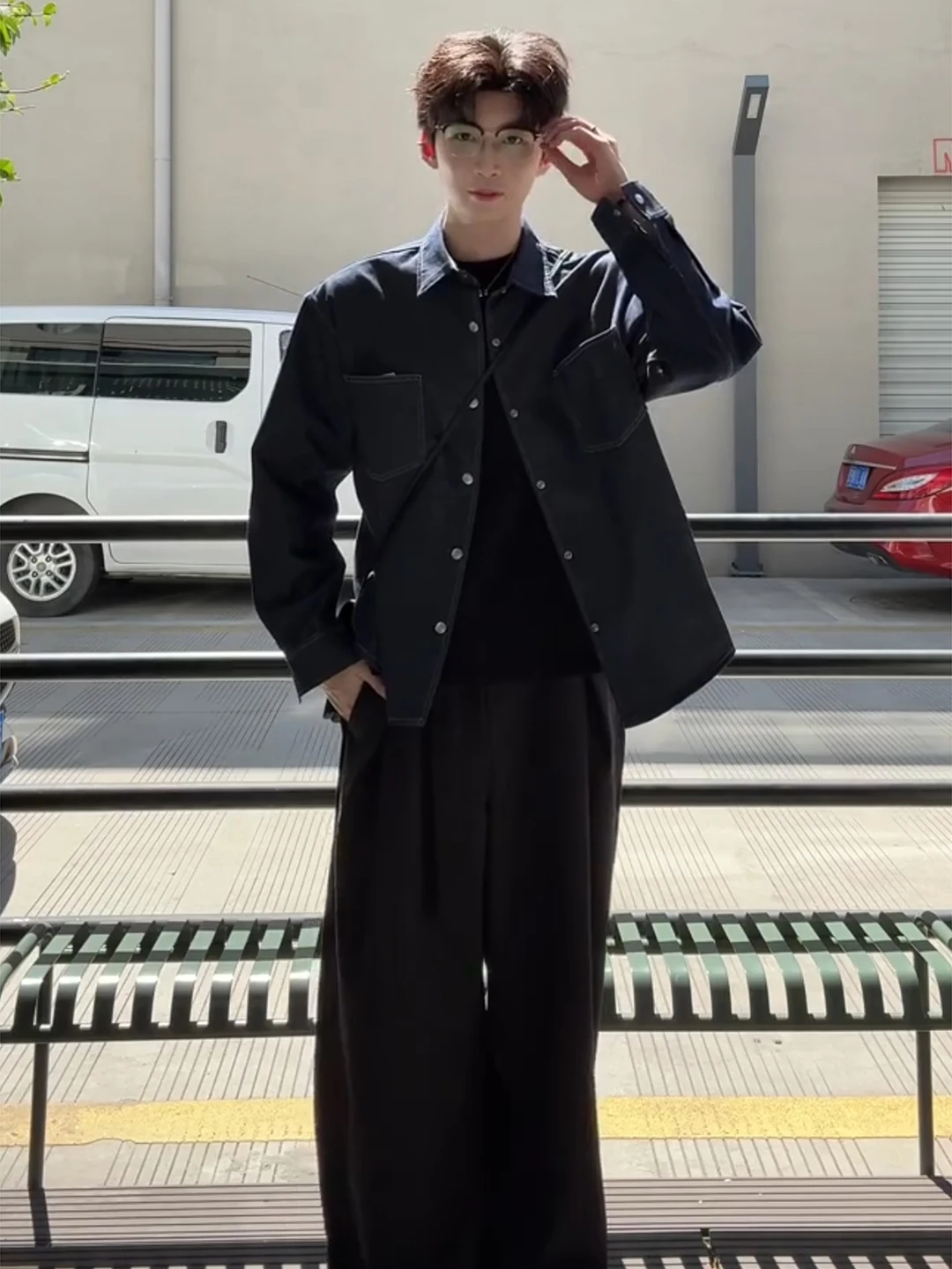 Veste en jean bleu foncé pour homme, manches longues, style décontracté, coupe ajustée, col rabattable, longueur standard, idéale pour l'automne et le travail.