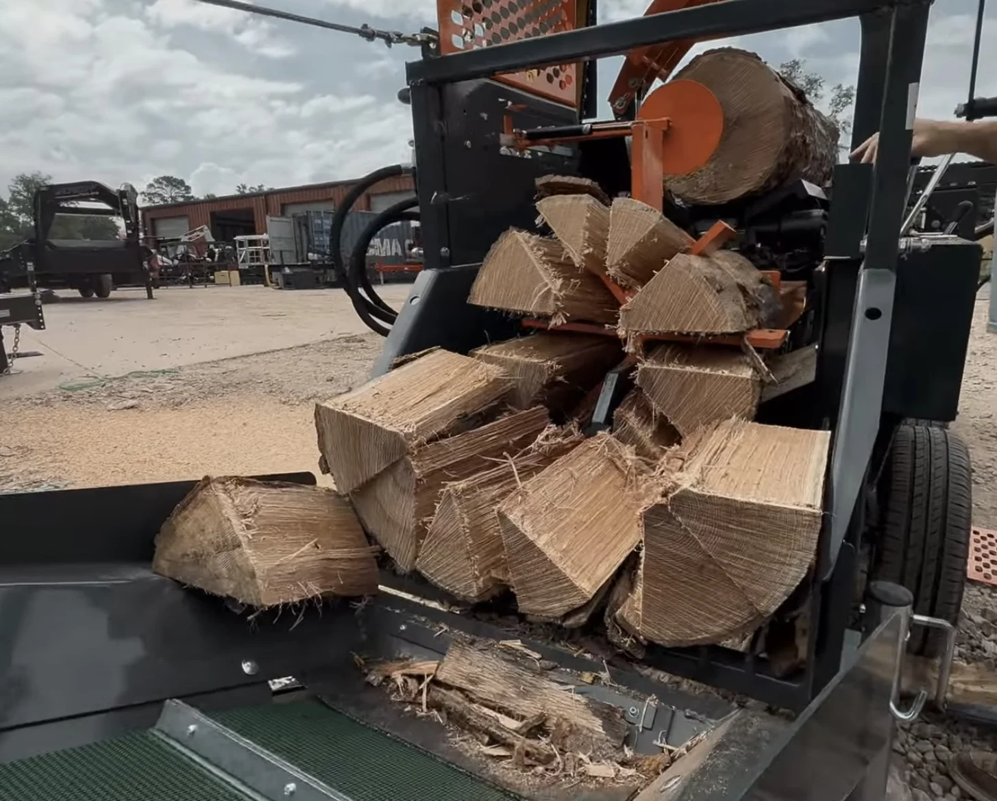 EPA Approved 27HP Engine Firewood Processor 4m Belt Conveyor Mobile Log Splitter 30 Ton 500mm Commercial Wood