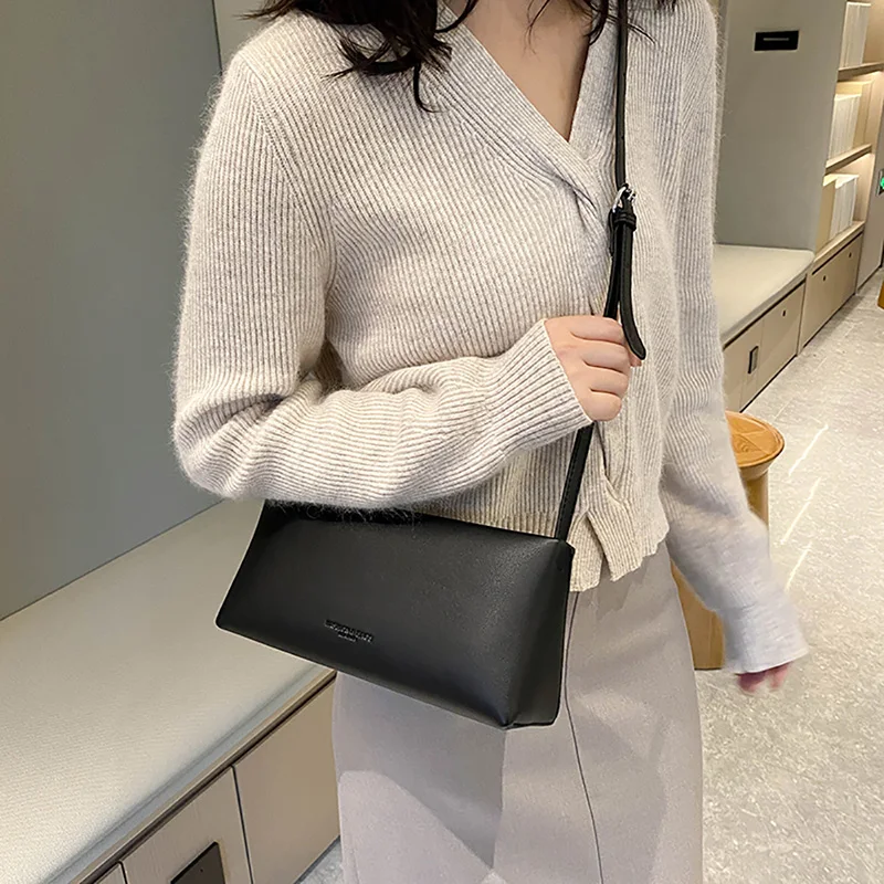 Fashion Niche Design Sense Shoulder Bag Simple Solid Casual Underarm Bag Light Luxury Women\'s New French Retro Small Square Bag