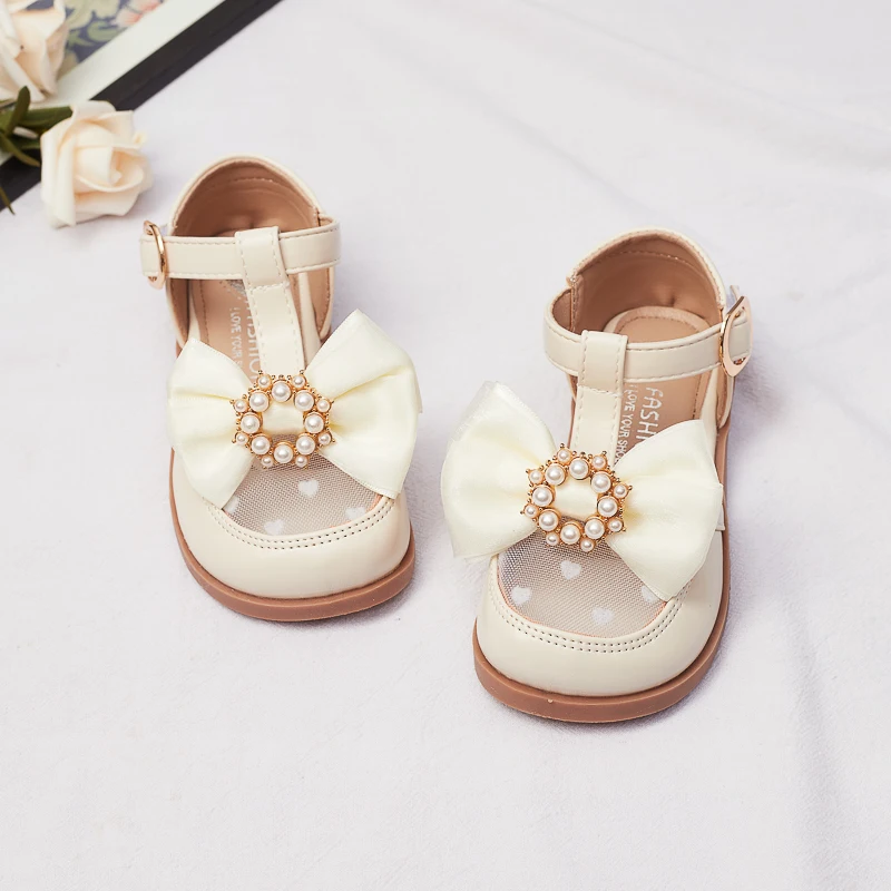 

Children Fashion Girls Sandals 2023 New Soft Toes Wrapped Pearls Bow Breatheable Princess Kids Mary Jane for Party Wedding Shows