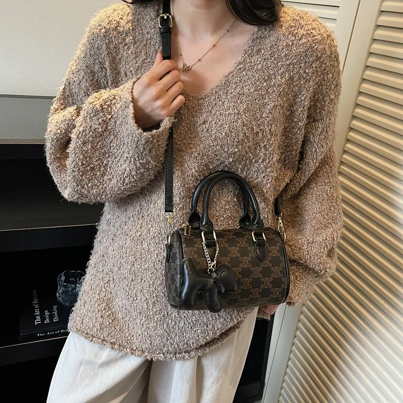 Сумка в геометрической рамке в стиле ар-деко с замысловатым гравированным замком. Эффектная деталь для изысканных вечеров и культурных прогулок.