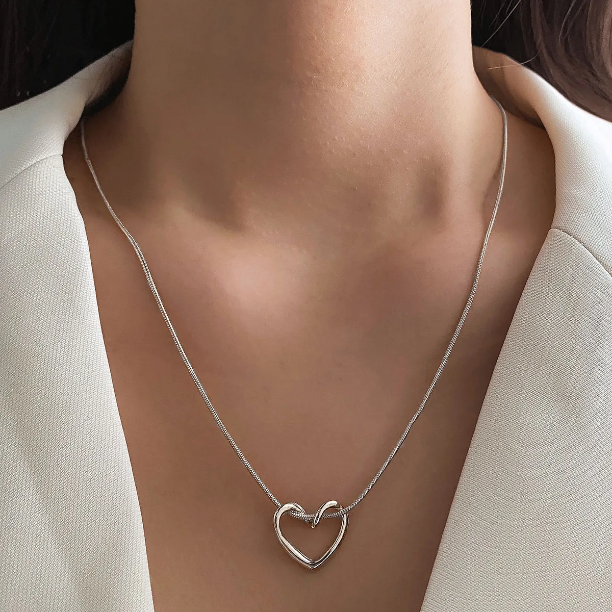 Necklace Ladies Alloy Simple Hollow LOVE Heart Pendant Fashion Thin Chain Necklace Korean Popular Ladies Pendant Jewelry Gift