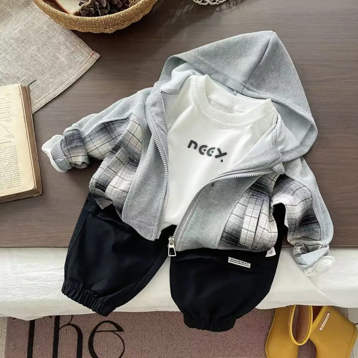 

Spring and Autumn New Boys' Clothing Set Fashionable Children's Casual Coat T-shirt Pants 3-Piece Set
