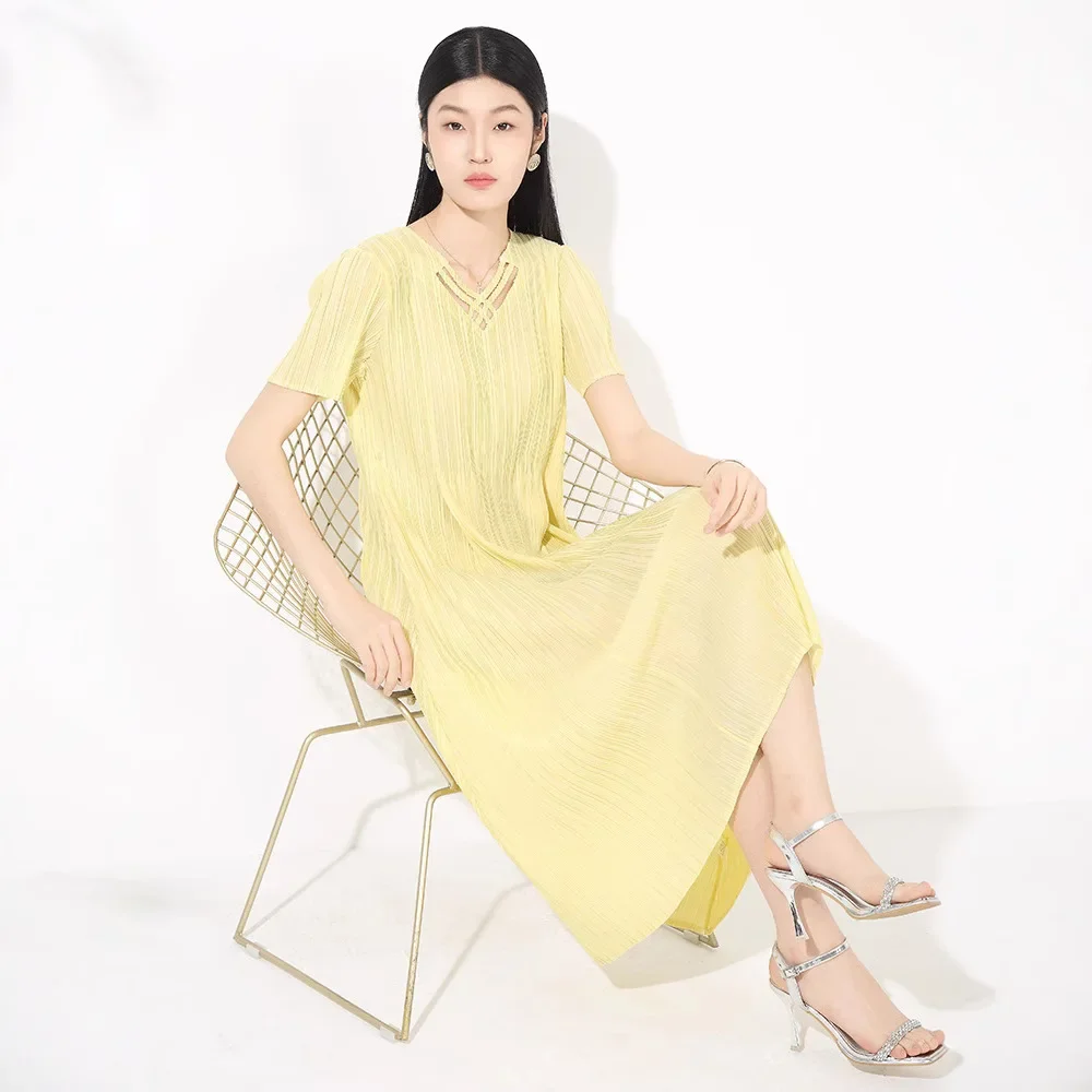 

Miyakaya Style Pleated Dress for Women 2025 New High-end Casual, Fashionable, Elegant and Loose Design High-end V-neck Dress