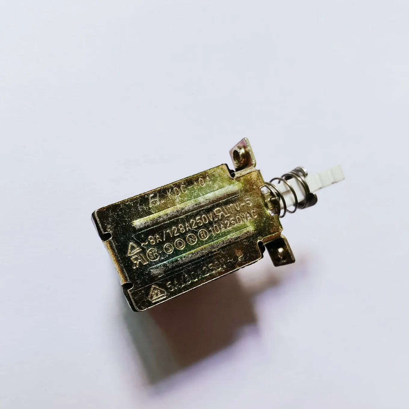 

Original new 100% KDC-A04 8A/128A 250V switch chassis 4pin shell yellow hole rib feet