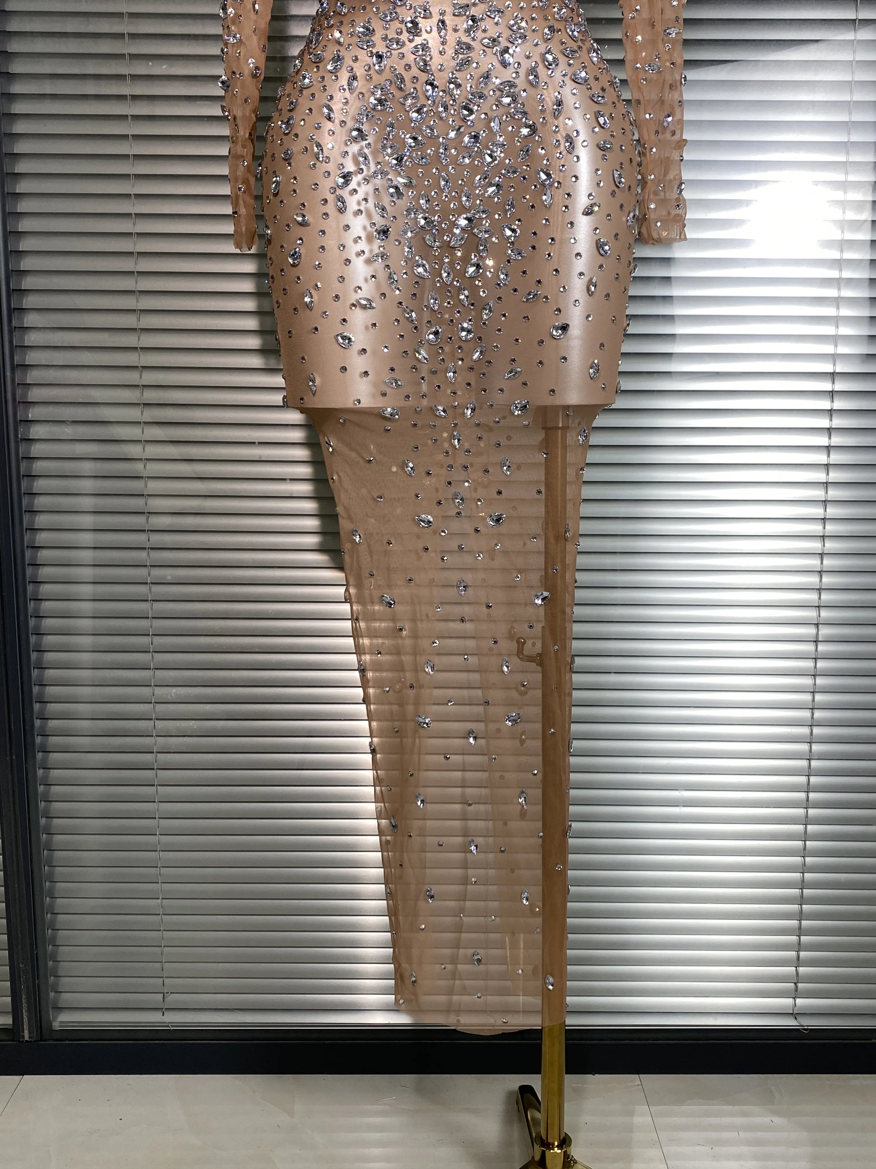 セクシーな長袖メッシュスパンコールマキシドレス、シースルーシアーパーティー、シンガーパーティーコスチューム、ステージパフォーマンスドレス