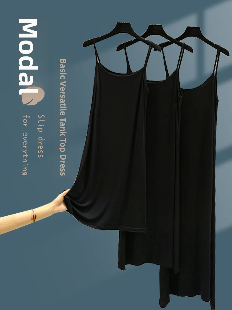 Vestido midi de verão com alças finas, forro interno modelador, saia evasê soltinha, preto e branco, camada base para usar po...
