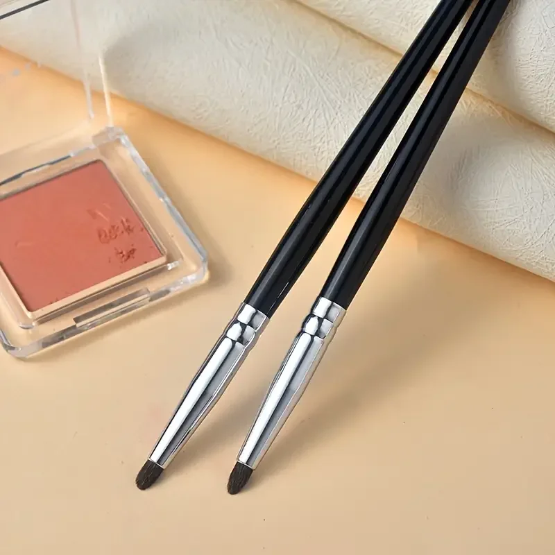 Set di quattro pezzi di pennelli per eyeliner e pennelli per occhi fini, pennello per ombretto per sbavature portatili, trucco coreano del baco da seta sdraiato