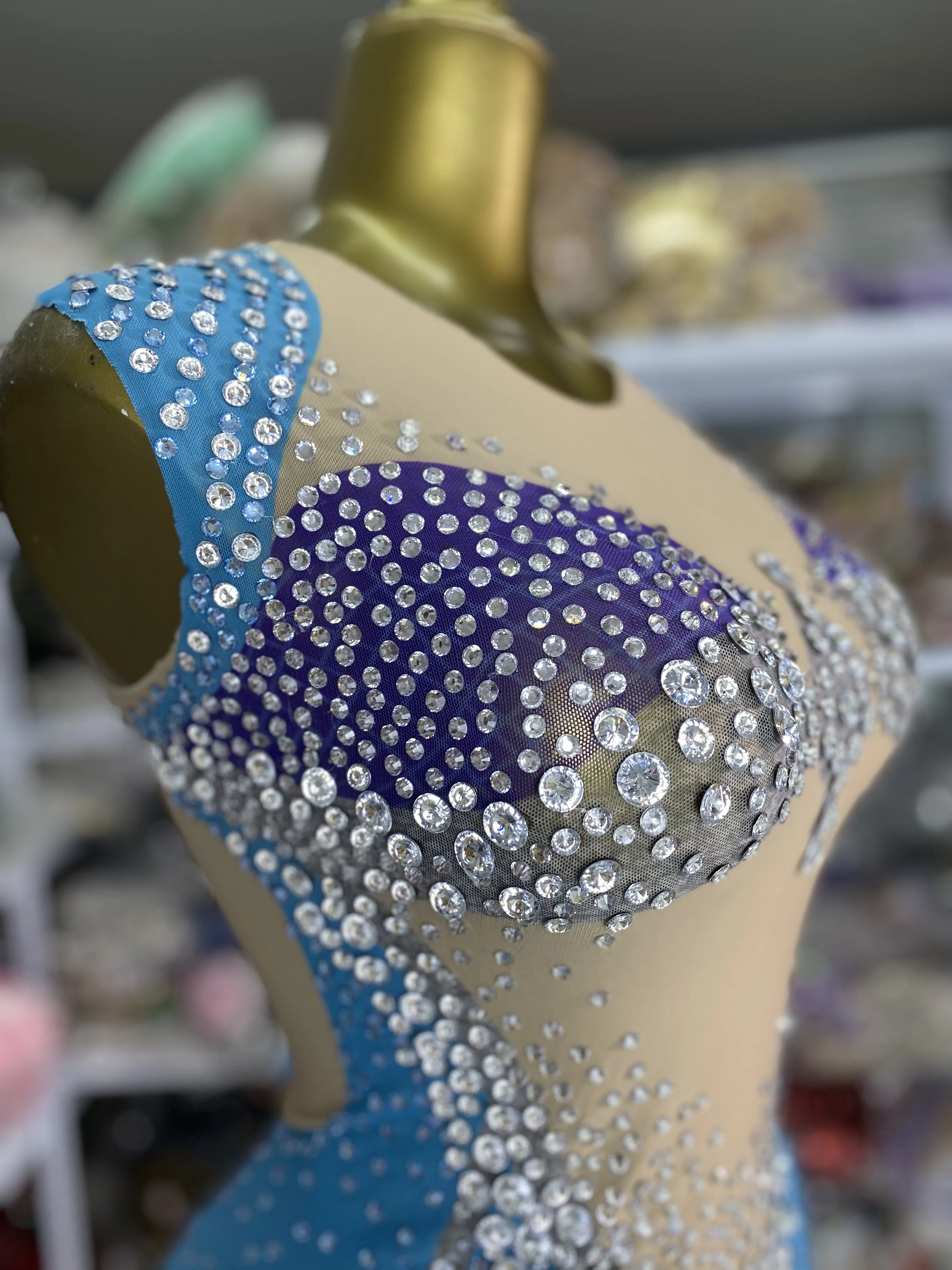 女性の高級ブルーシースルーラインストーンメッシュドレスセクシーな誕生日滑走路セレブイブニングパーティーウエディングドレス歌手のステージ衣装